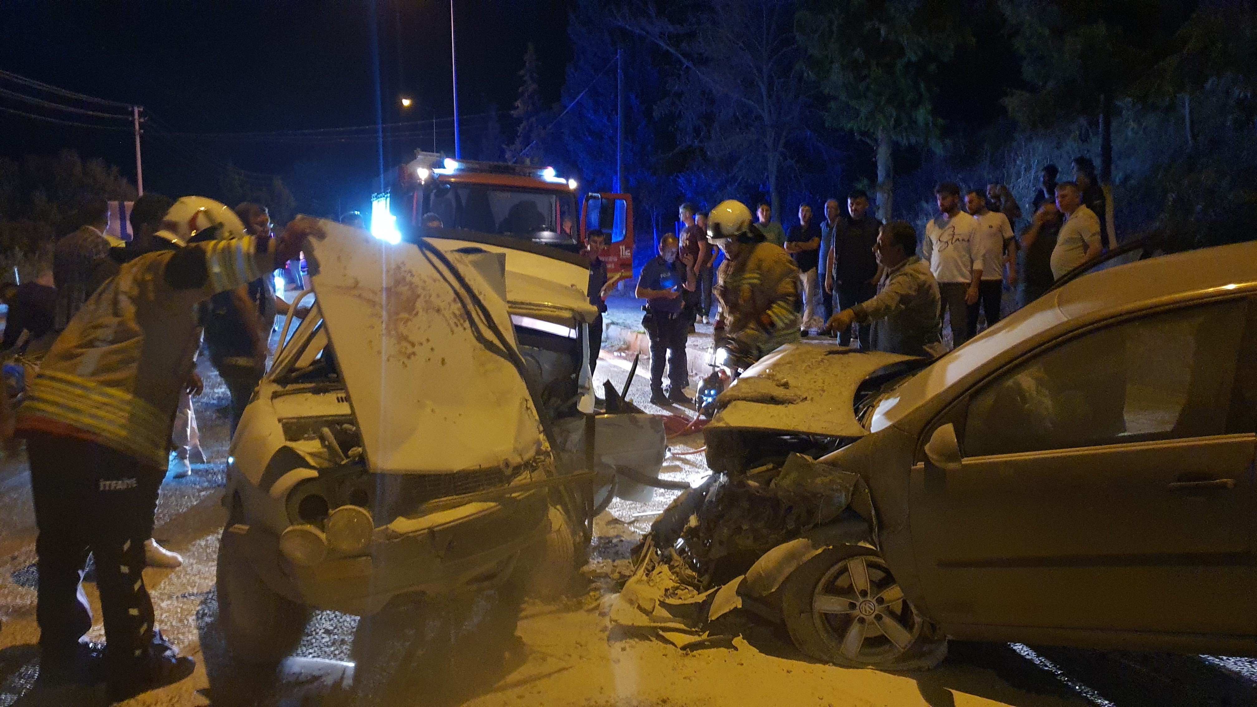 İki Otomobil Kafa Kafaya Çarpıştı (6)