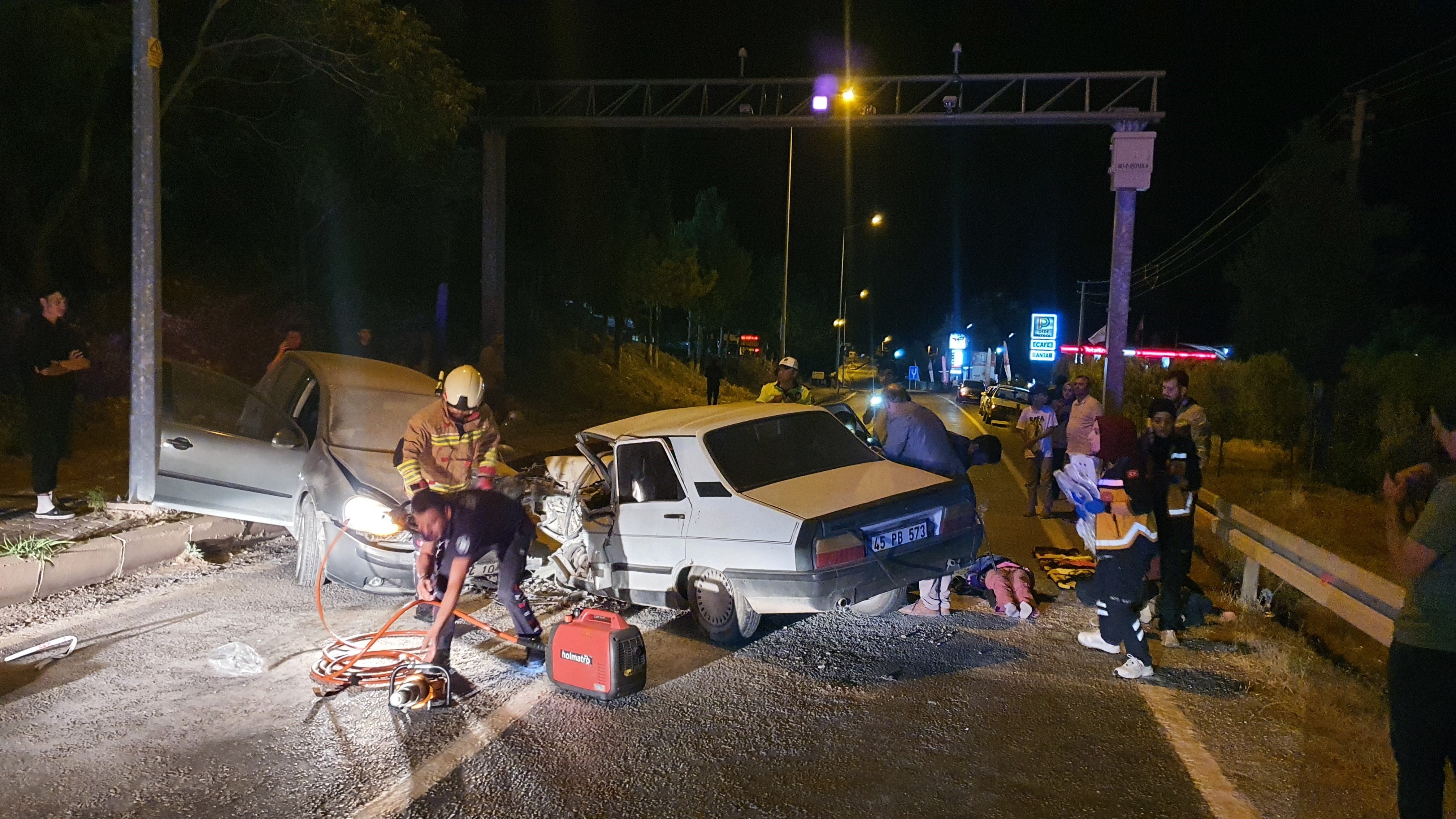 İki Otomobil Kafa Kafaya Çarpıştı