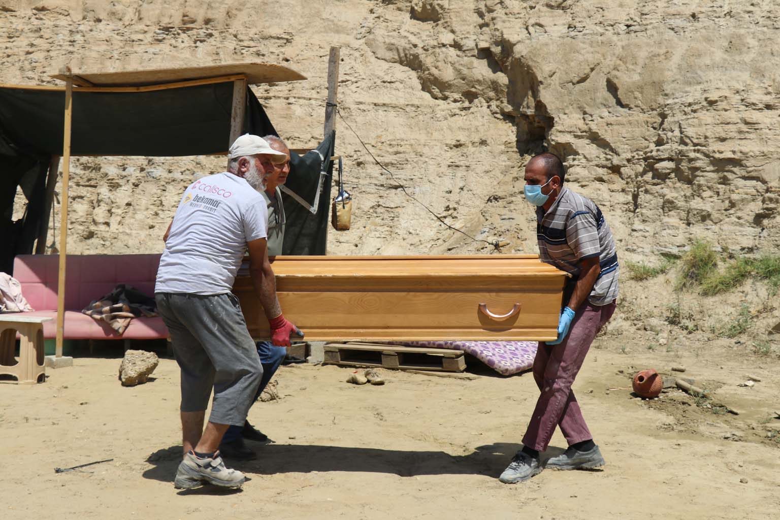 Mezarlıkta Yaşayan Adam, Mezarcılar Tarafından Ölü Bulundu (6)