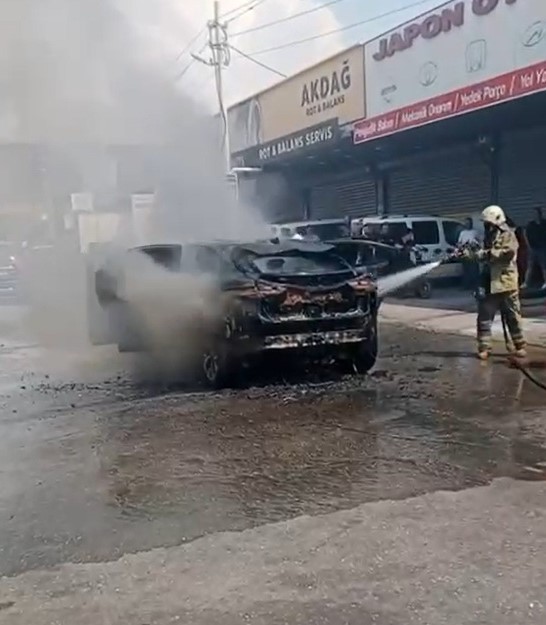 Milyonluk Elektrikli Araba Alev Topuna Döndü (2)
