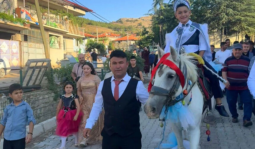 Unutulmayan Geleneklerle Sünnet Düğünü Gerçekleştirildi (6)