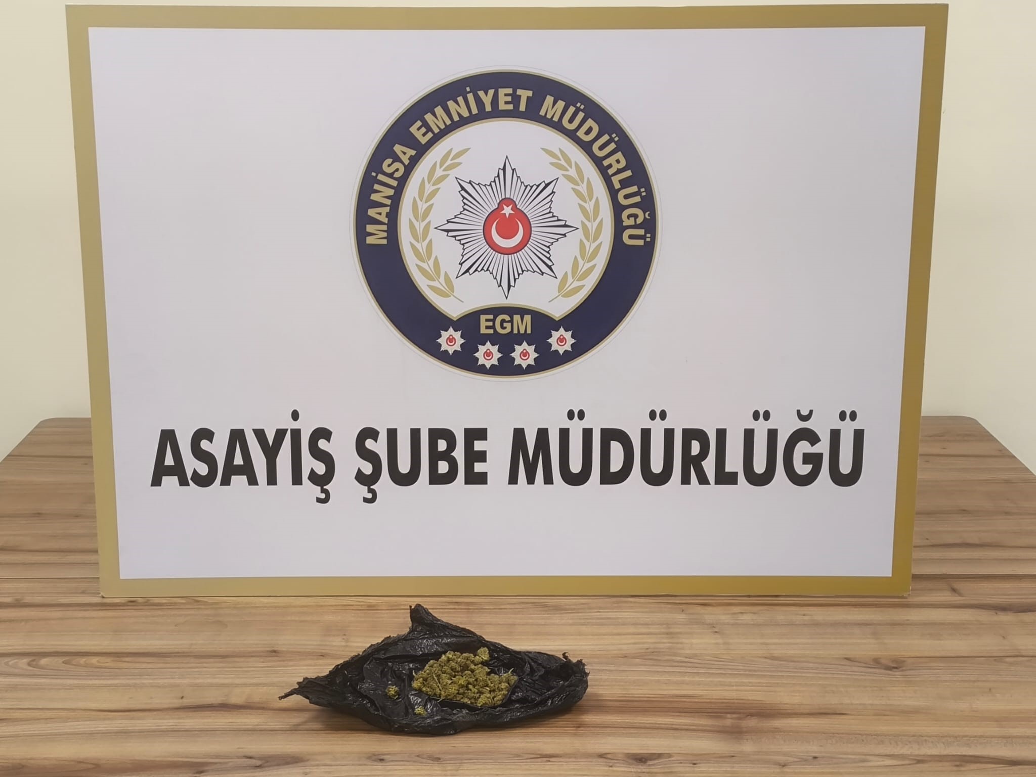 2 Kadın 1 Erkek Aynı Evde Basıldı (2)