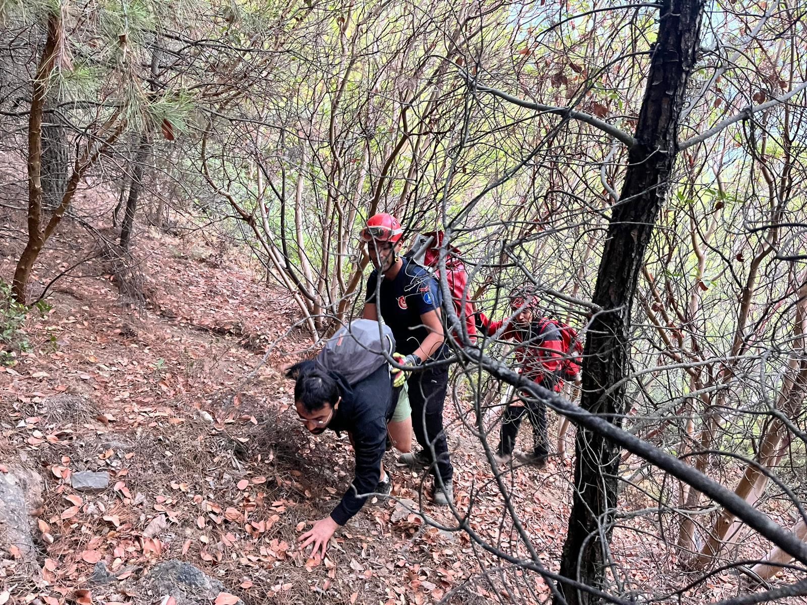 3 Genç Kayalıklarda Mahsur Kaldı (2)