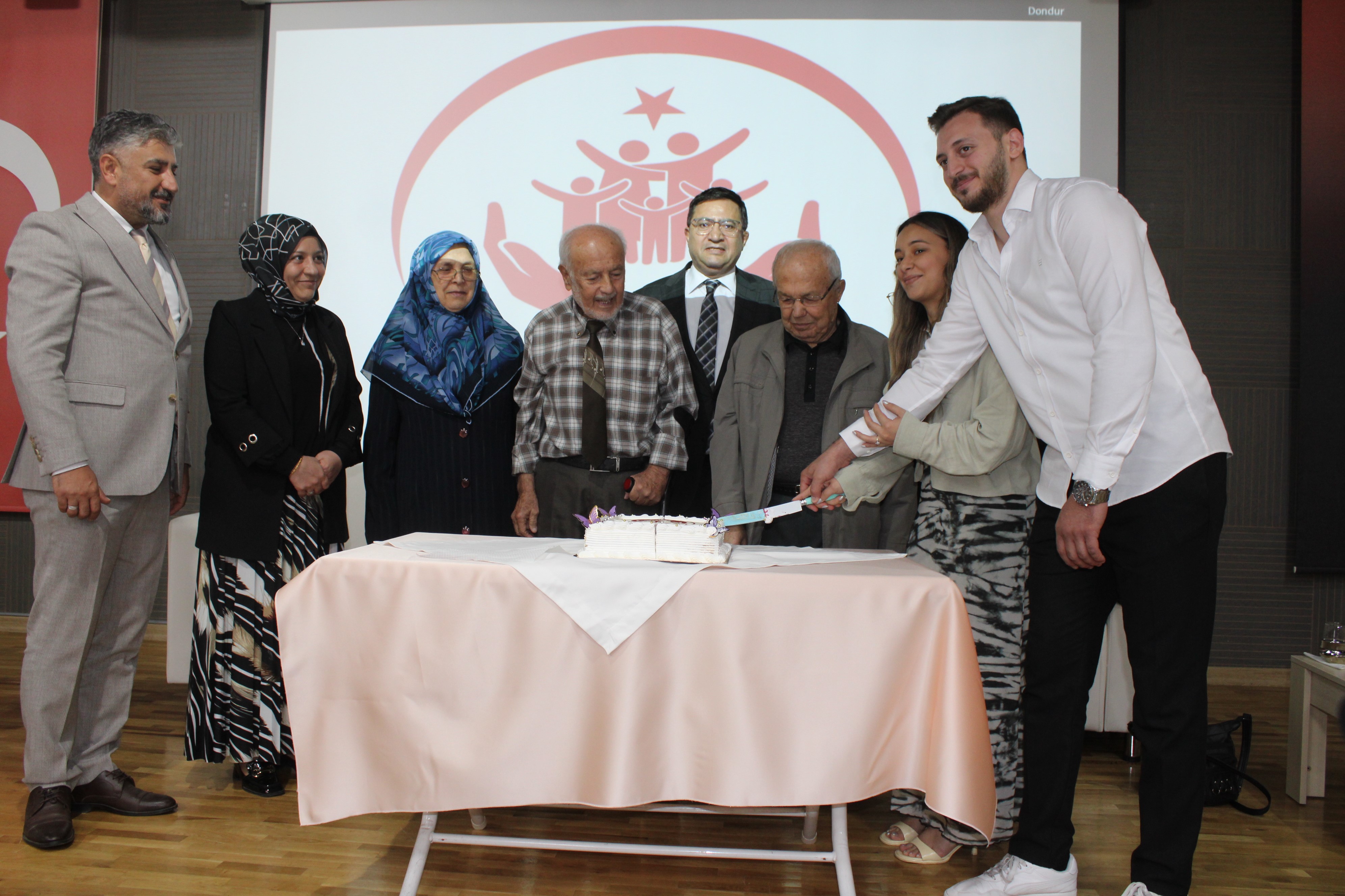 63 Yıllık Evli Aydınlı Ahmet Amca Mutlu Evliliğin Sırrını Açıkladı Kavga Edin Ama Küsmeyin (3)