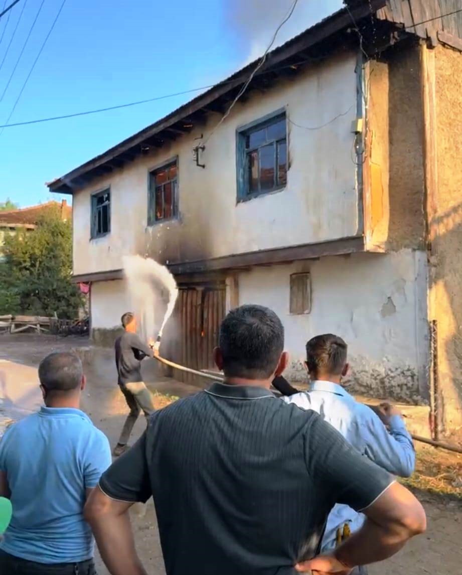 Ahşap Evde Yangın Çıktı, Küle Döndü (3)