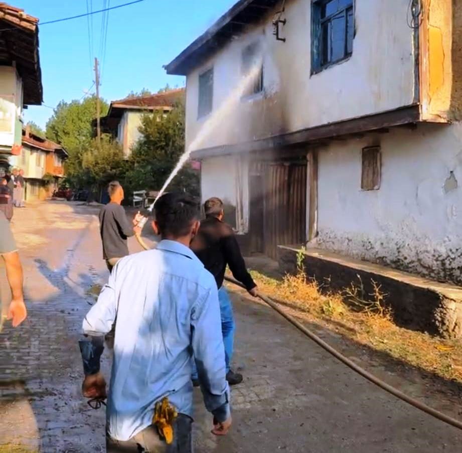 Ahşap Evde Yangın Çıktı, Küle Döndü (5)