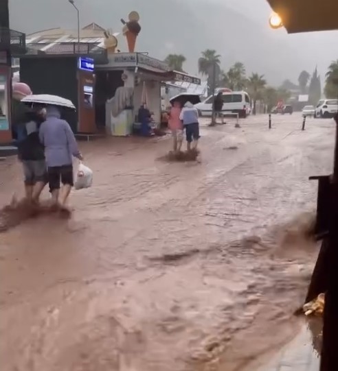 Altyapı Çöktü, Turistler Sel Sularıyla Oynadı (2)