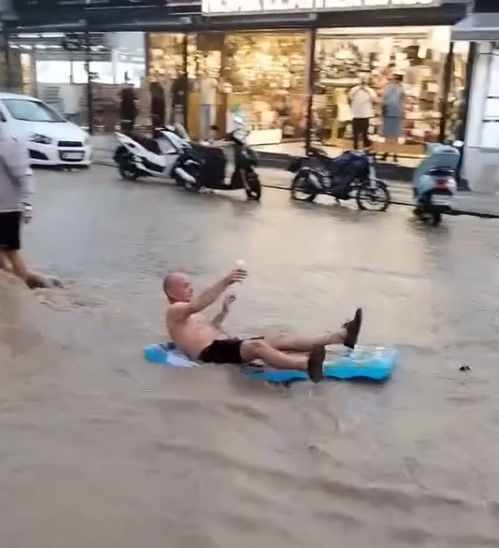 Altyapı Çöktü, Turistler Sel Sularıyla Oynadı