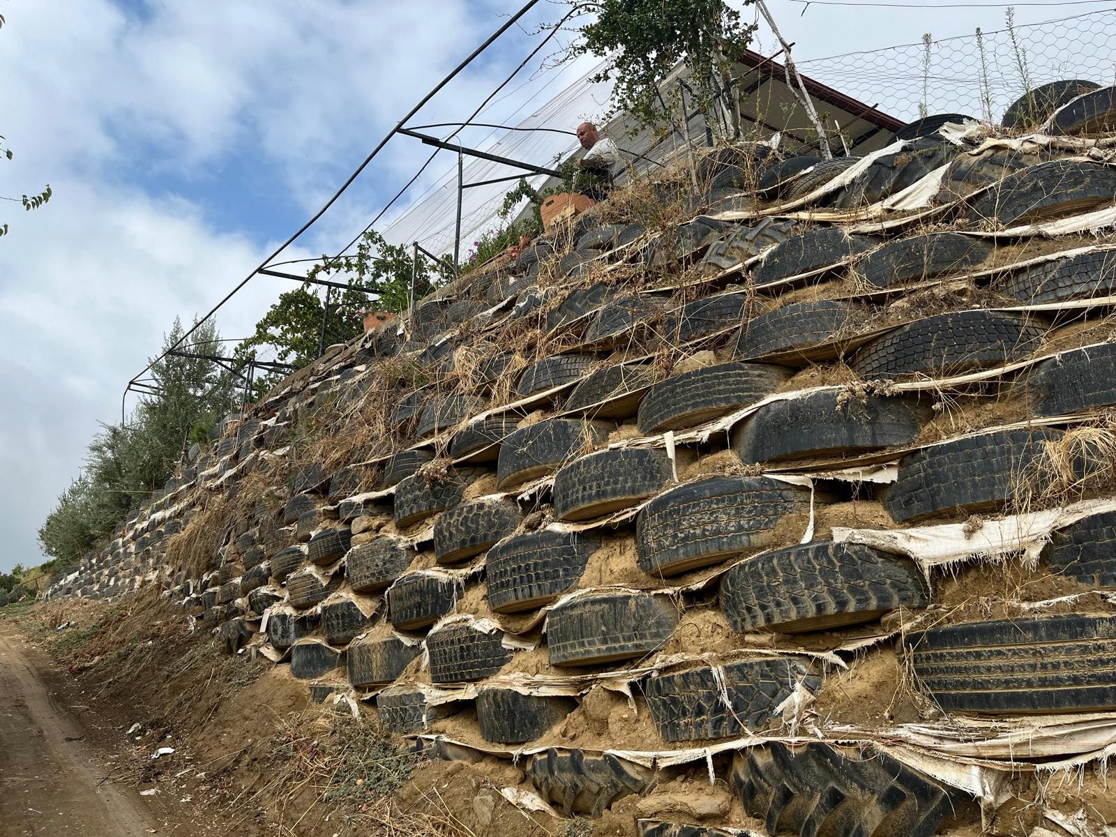 Atık Lastiklerle Kale Gibi Duvar Ördü (2)