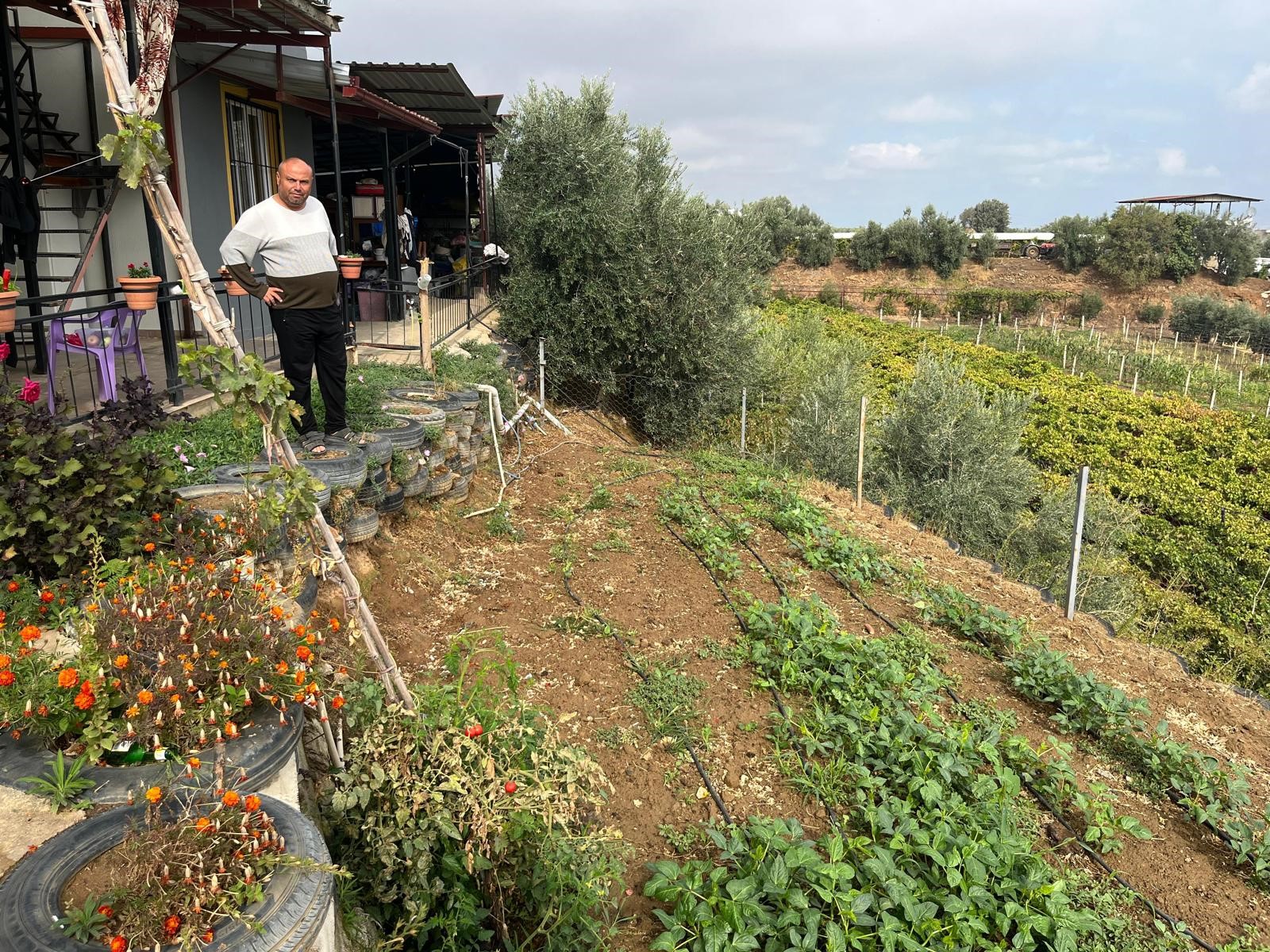 Atık Lastiklerle Kale Gibi Duvar Ördü (4)