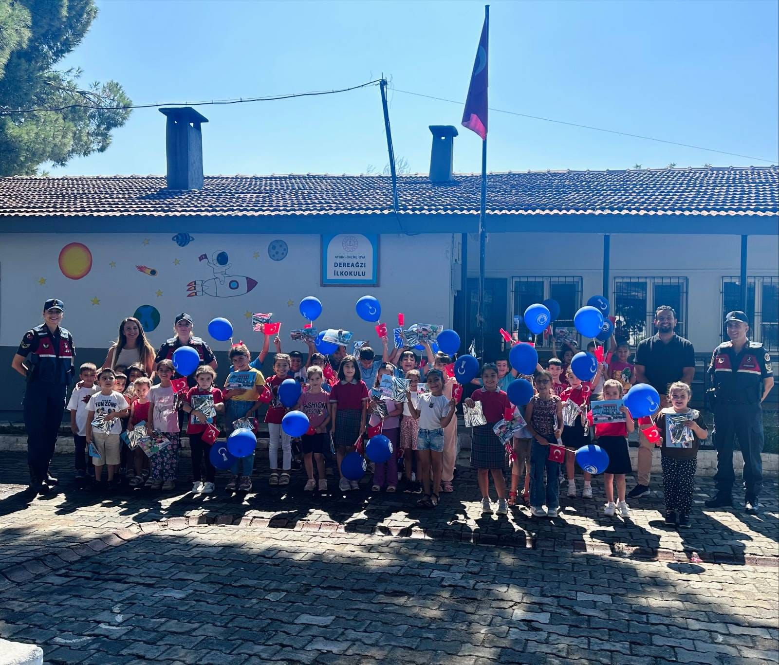 Aydın Jandarması Öğrencilere Türk Bayrağı Dağıttı (3)