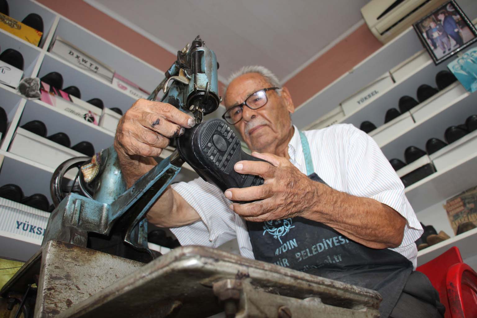 Aydın’da 88 Yaşındaki Nail Usta, 75 Yıldır Tezgahın Başında