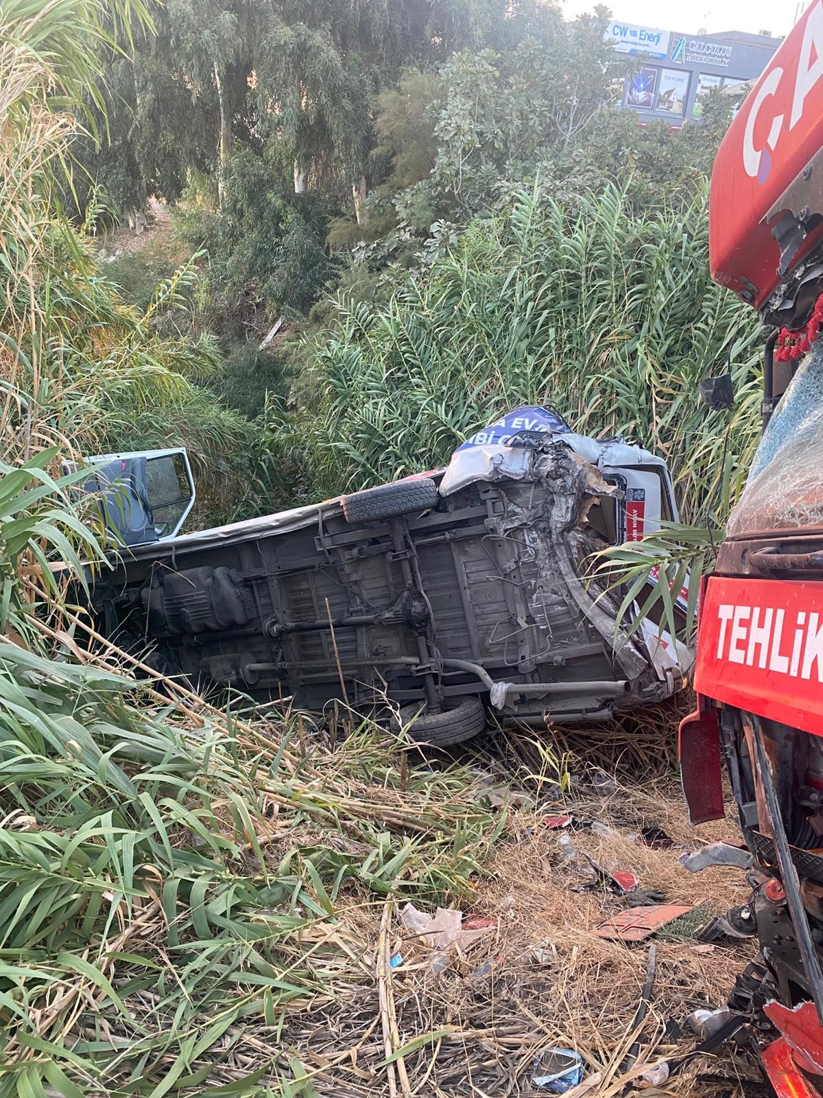 Aydın’da Akaryakıt Tankeri Ile Minibüs Çarpıştı (2)