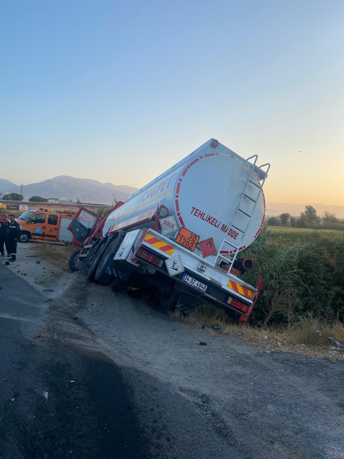 Aydın’da Akaryakıt Tankeri Ile Minibüs Çarpıştı (4)