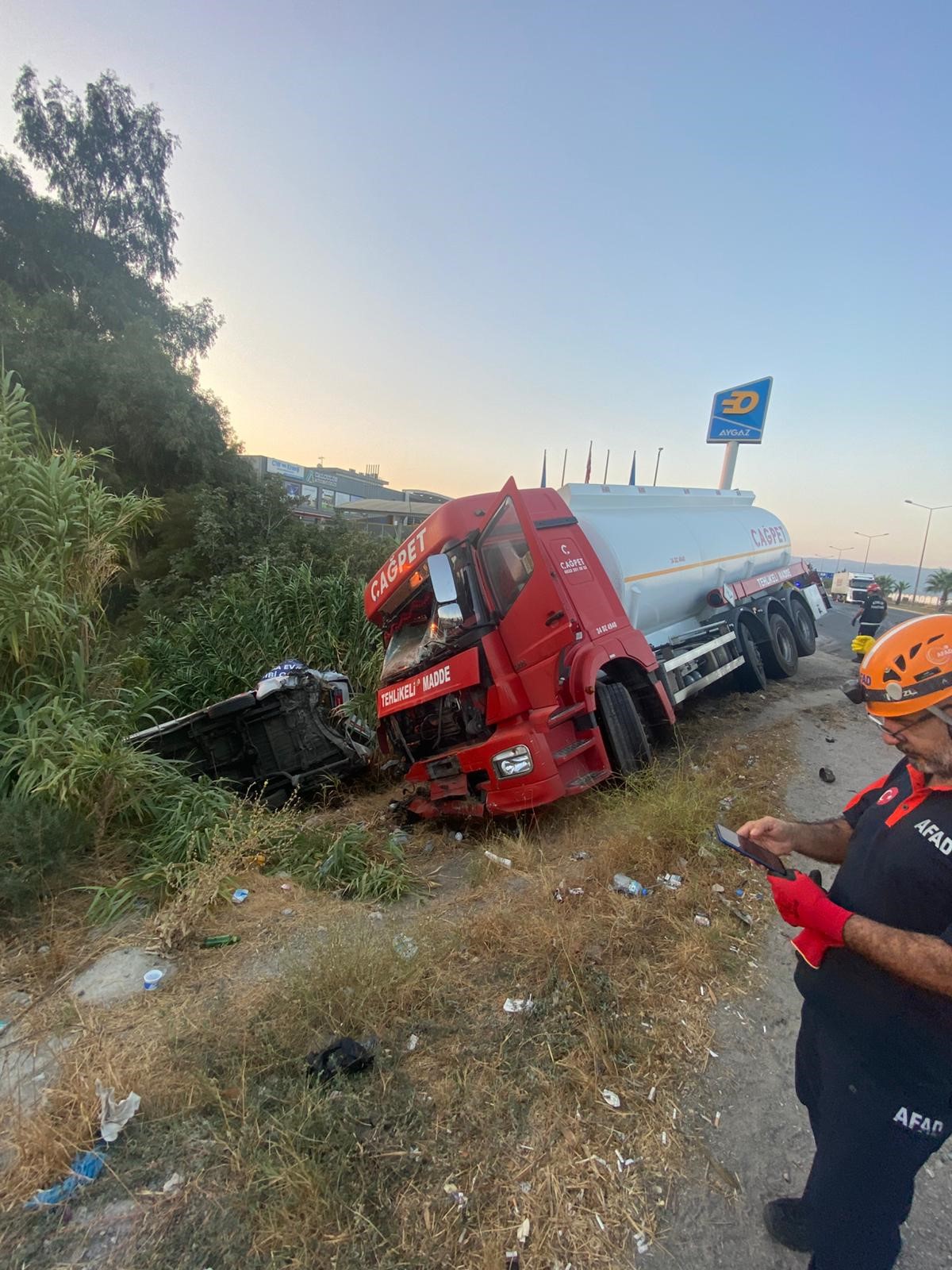 Aydın’da Akaryakıt Tankeri Ile Minibüs Çarpıştı