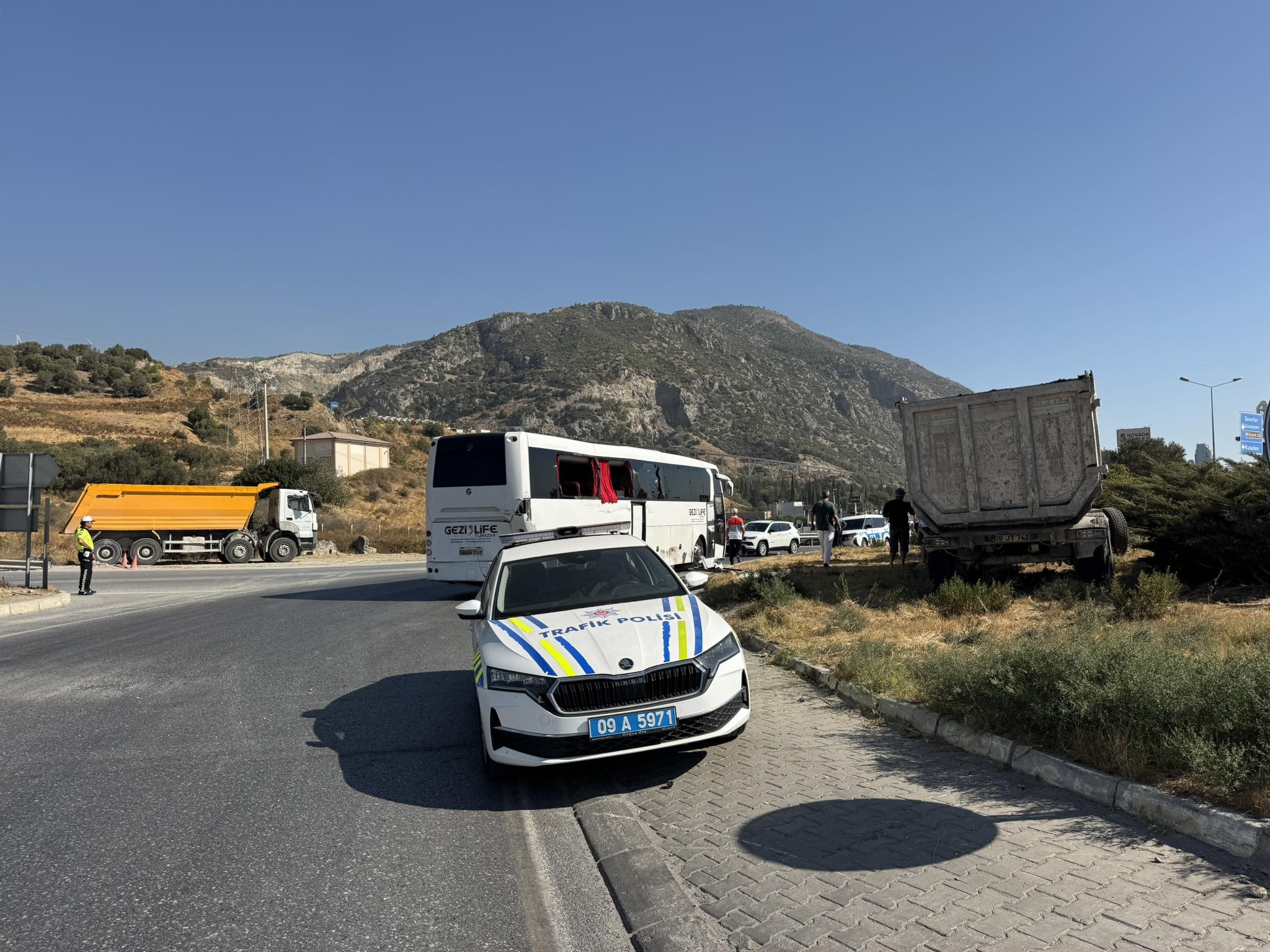 Aydın’da Büyük Kaza.. Tır Otobüse Çarptı