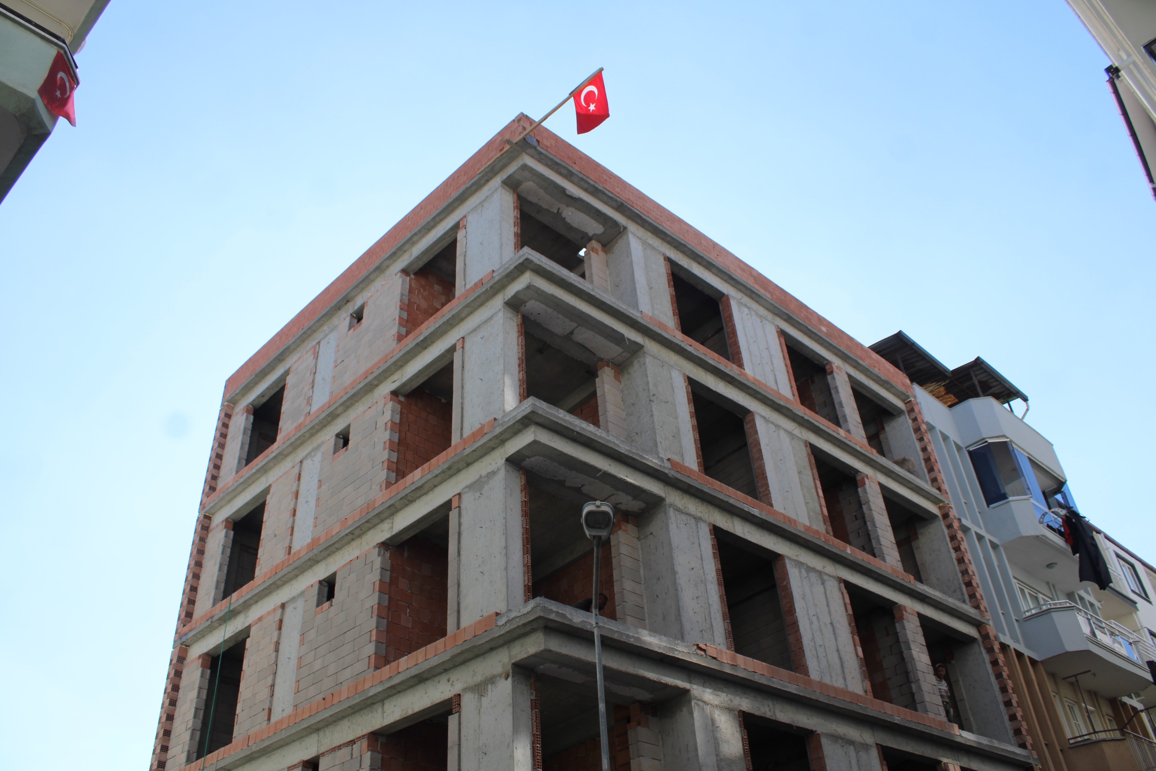 Aydın’da Çatıdan Zorla Indirildi (2)