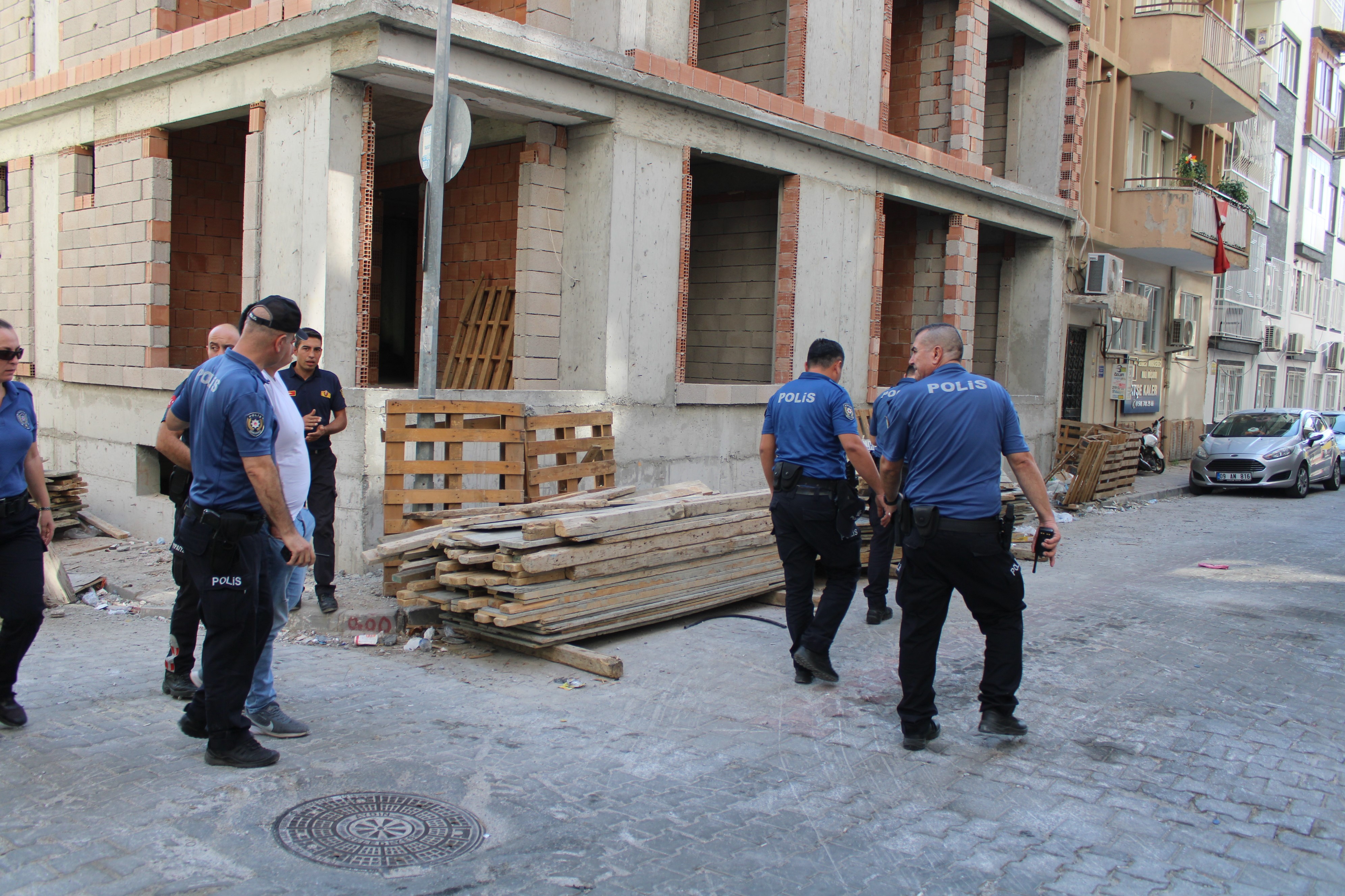 Aydın’da Çatıdan Zorla Indirildi (8)