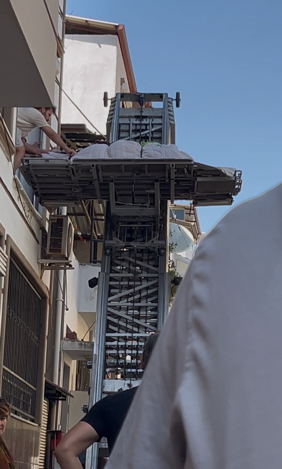 Aydın’da Cenaze Asansörlü Araçla Indirildi (3)