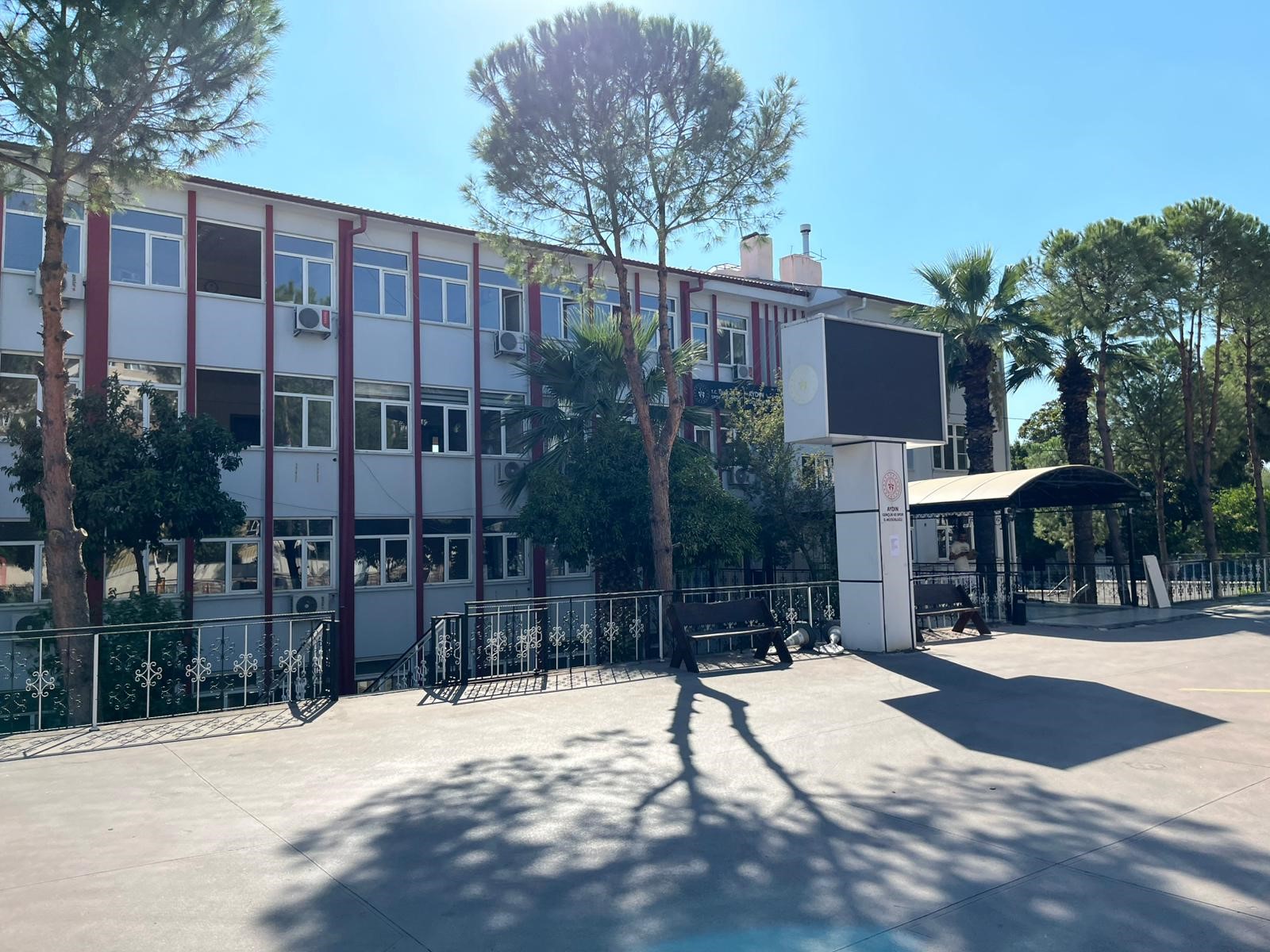 Aydın’da Deprem Riski Nedeniyle Müdürlük Binası Boşaltıldı (4)