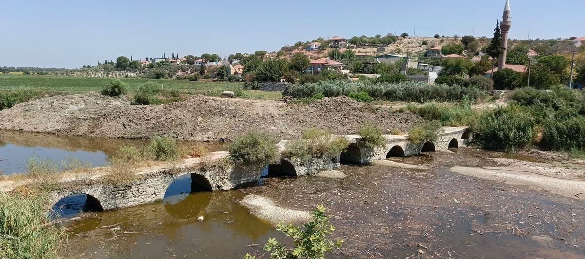 Aydın’da Taşköprü Temizliğinde Tarihi Sütun Parçası Bulundu (2)