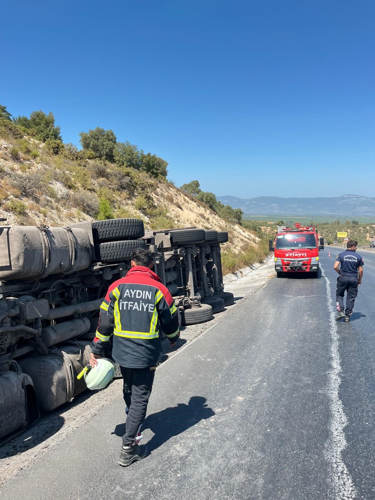 Aydın’da Tır Devrildi (2)