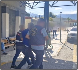 Bahçede Ağaçların Arasında Yakalandı