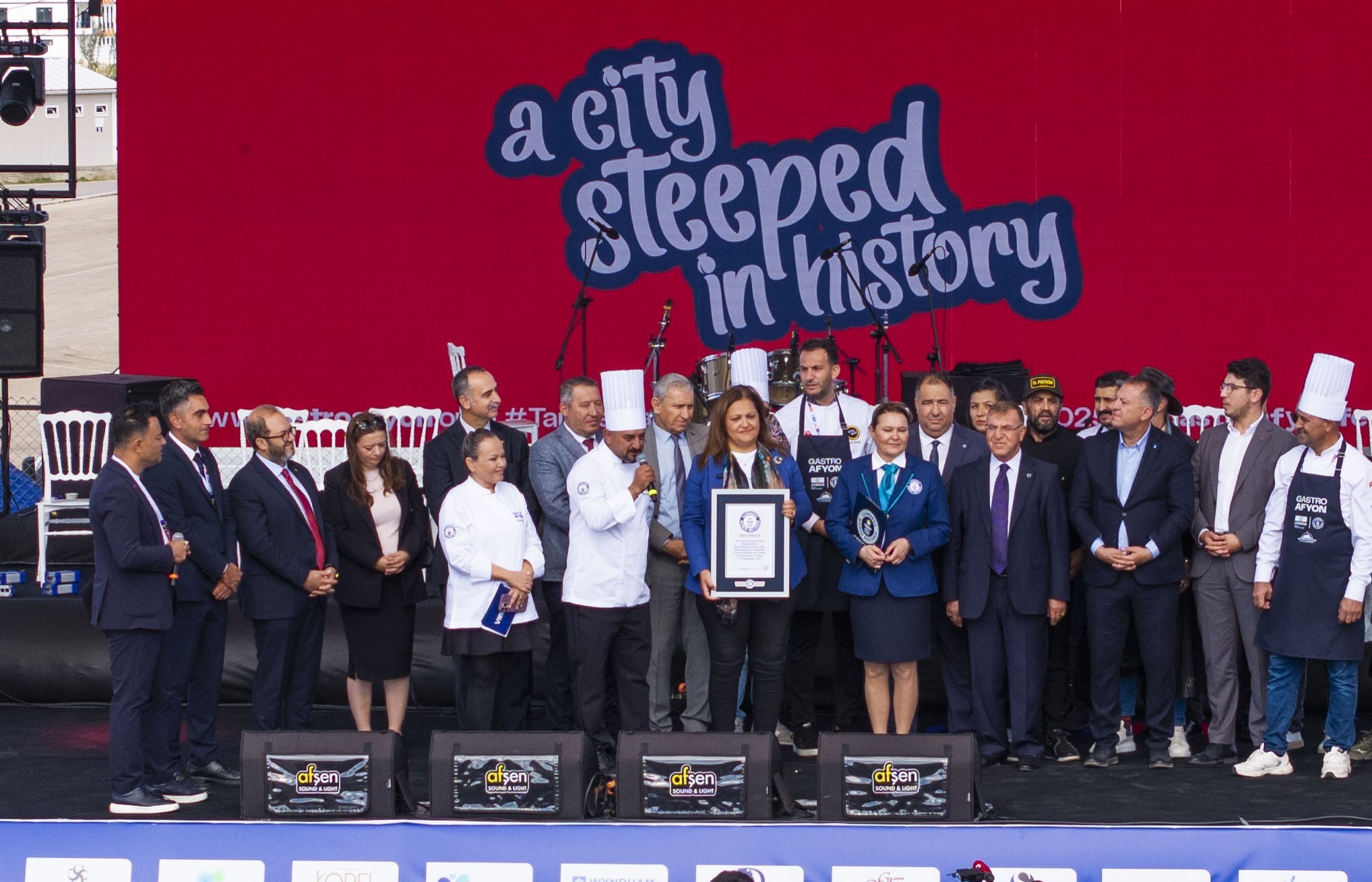 Bin 930 Kiloluk Dev Sucuklu Yumurta Yaptılar (2)