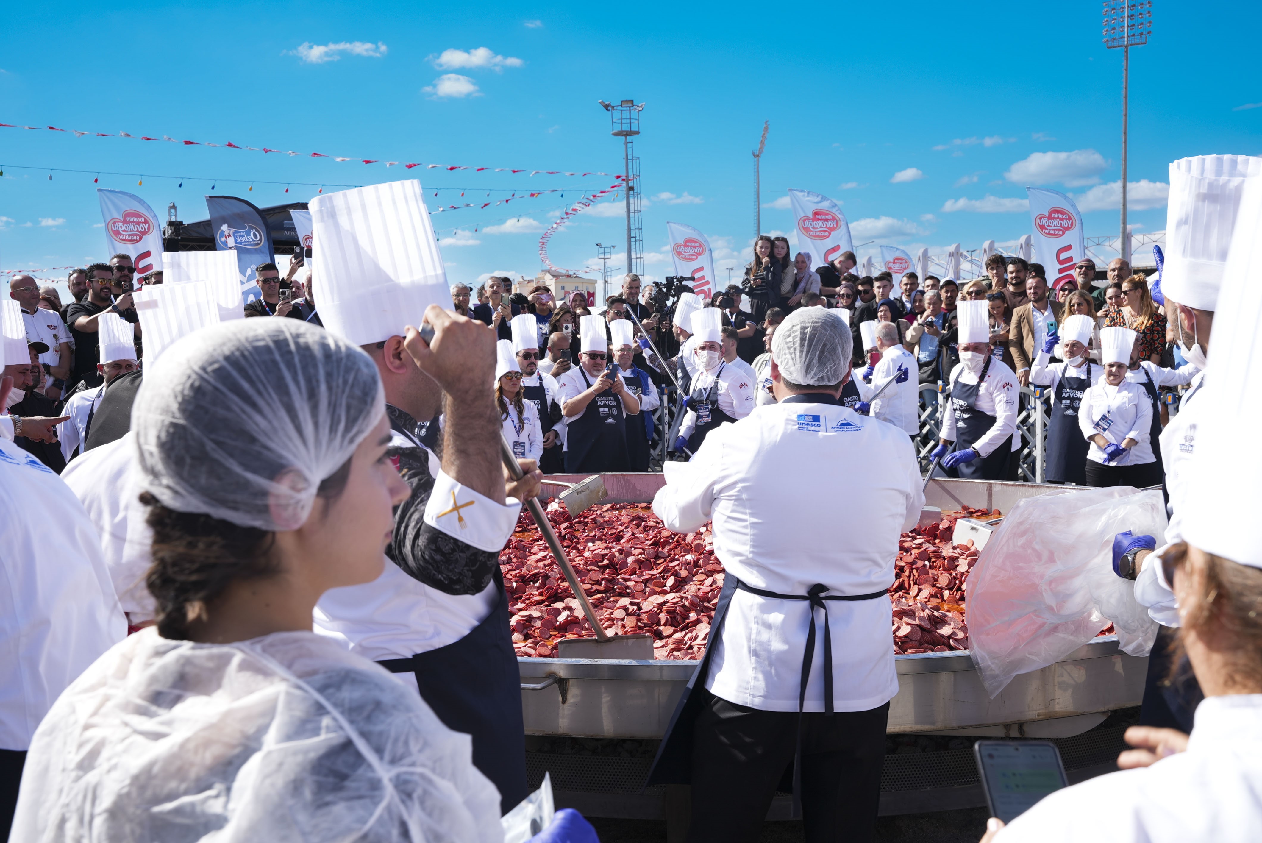 Bin 930 Kiloluk Dev Sucuklu Yumurta Yaptılar (4)