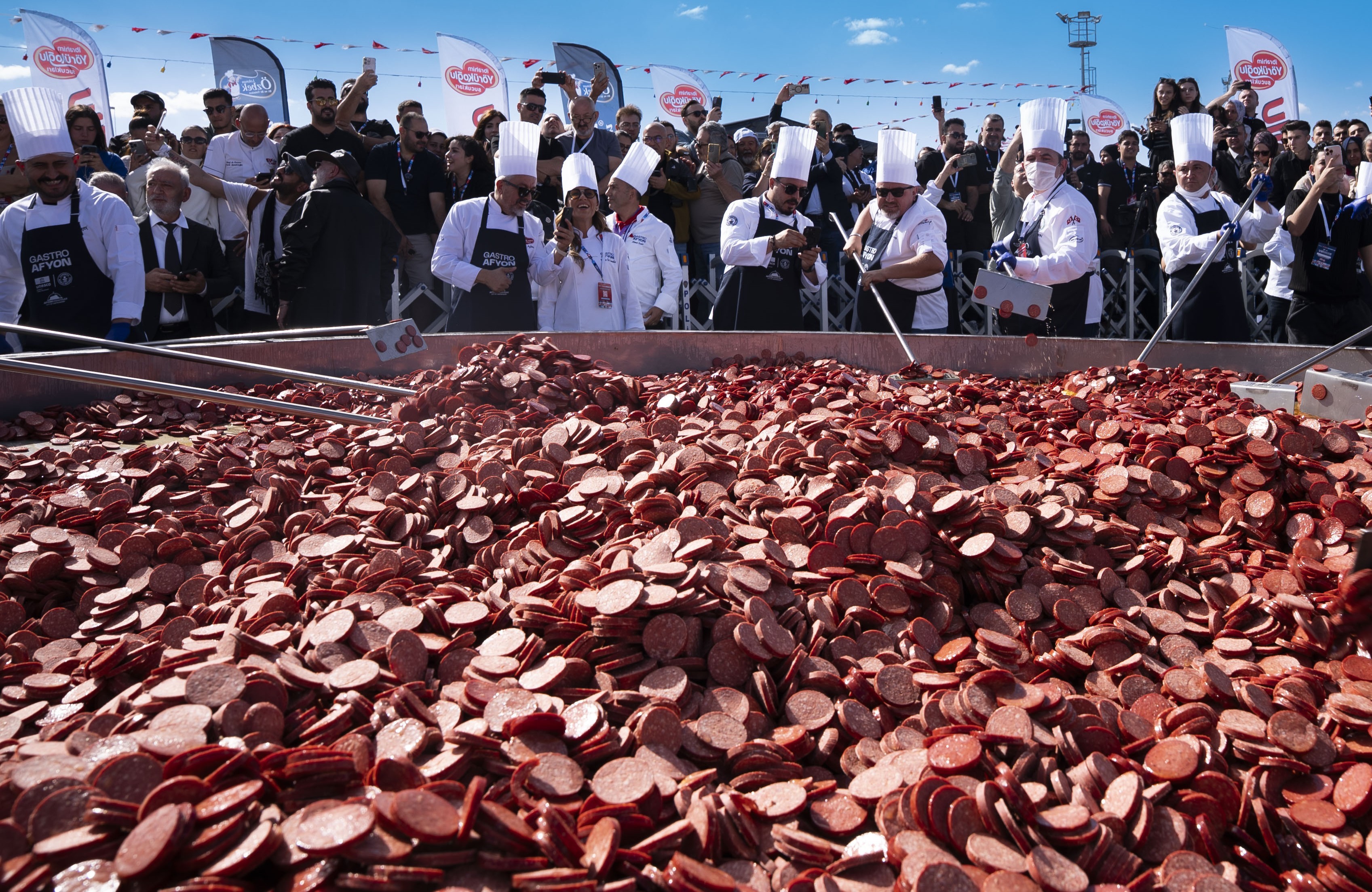 Bin 930 Kiloluk Dev Sucuklu Yumurta Yaptılar (6)