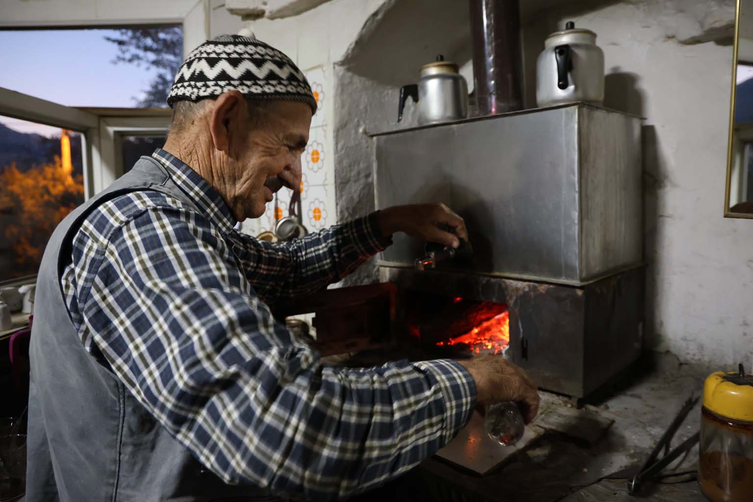 Bu Kıraathanede Çay Ve Kahve Odun Ateşinde Pişiyor (2)