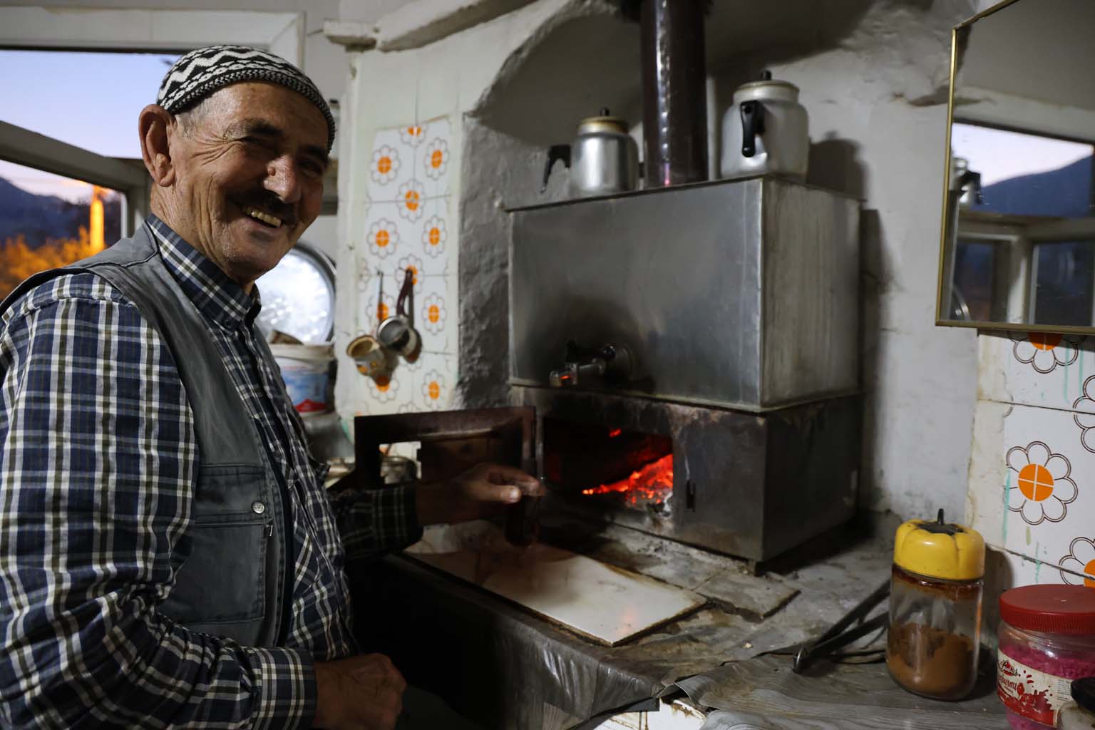 Bu Kıraathanede Çay Ve Kahve Odun Ateşinde Pişiyor (3)