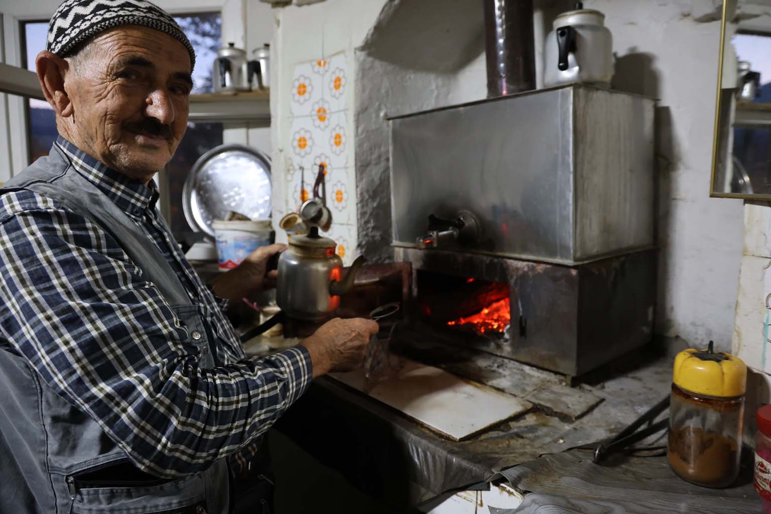 Bu Kıraathanede Çay Ve Kahve Odun Ateşinde Pişiyor