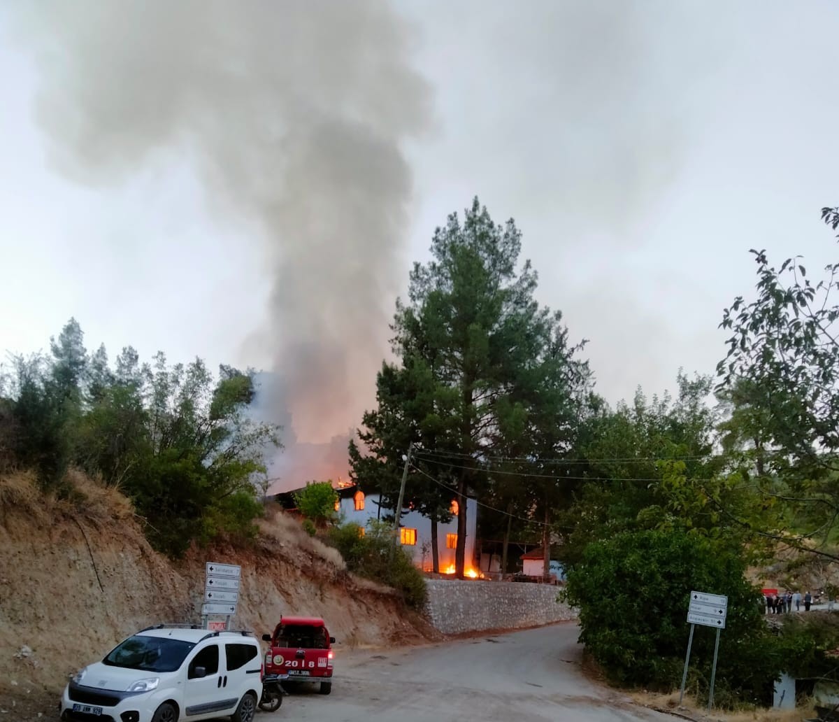Camide Yangın Çıktı, Kullanılamaz Hale Geldi