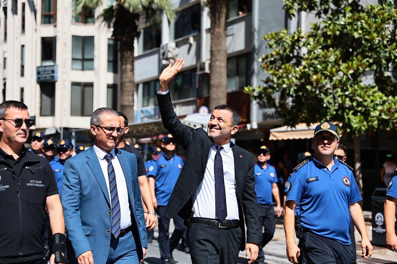 Chp'li Belediye Başkanı Kutlamalara Belinde Silahla Katıldı (3)