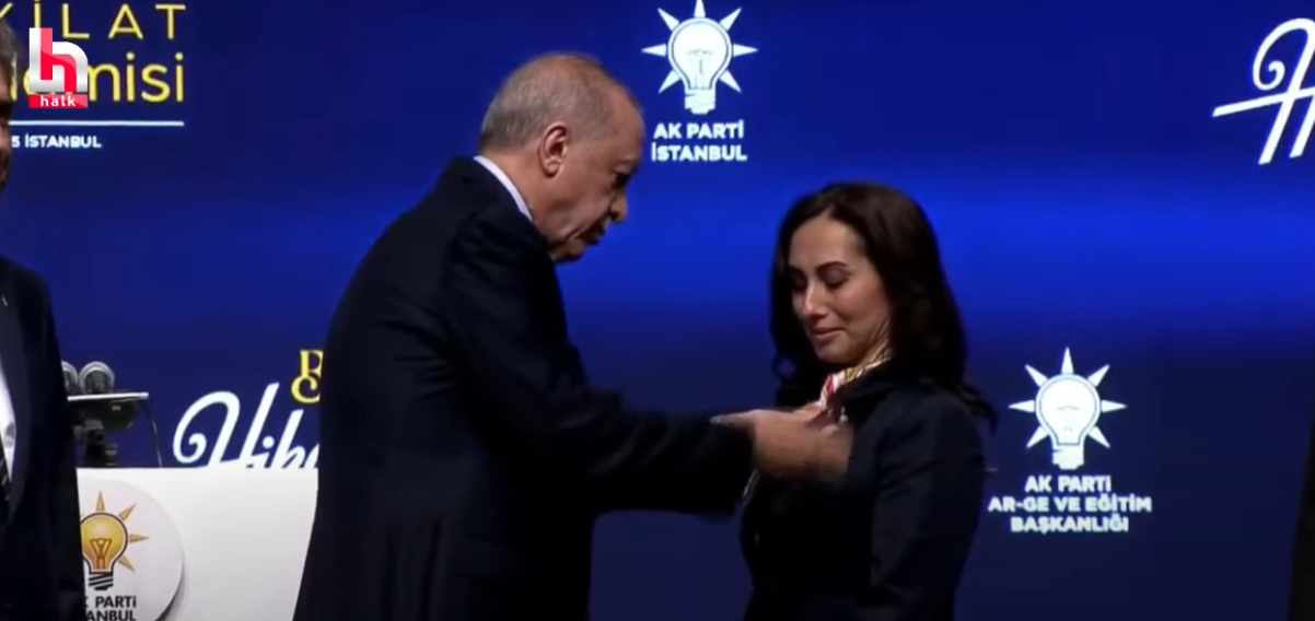 Cumhurbaşkanı Erdoğan Özlem Çerçioğlu’na Rozet Takmamıştı, Gürzel’in Rozetini Bizzat Taktı-1