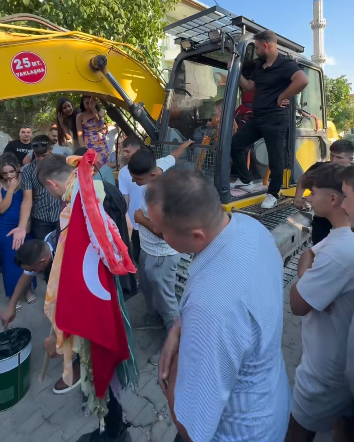 Damada Eziyet Olsun Diye Iş Makinasını Yağlattılar (3)