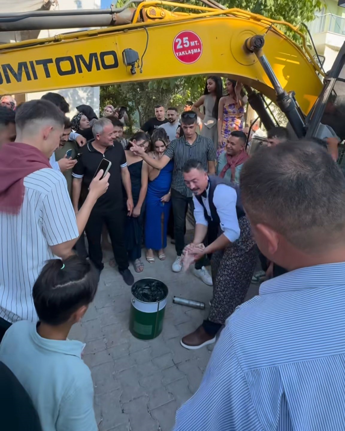 Damada Eziyet Olsun Diye Iş Makinasını Yağlattılar (4)