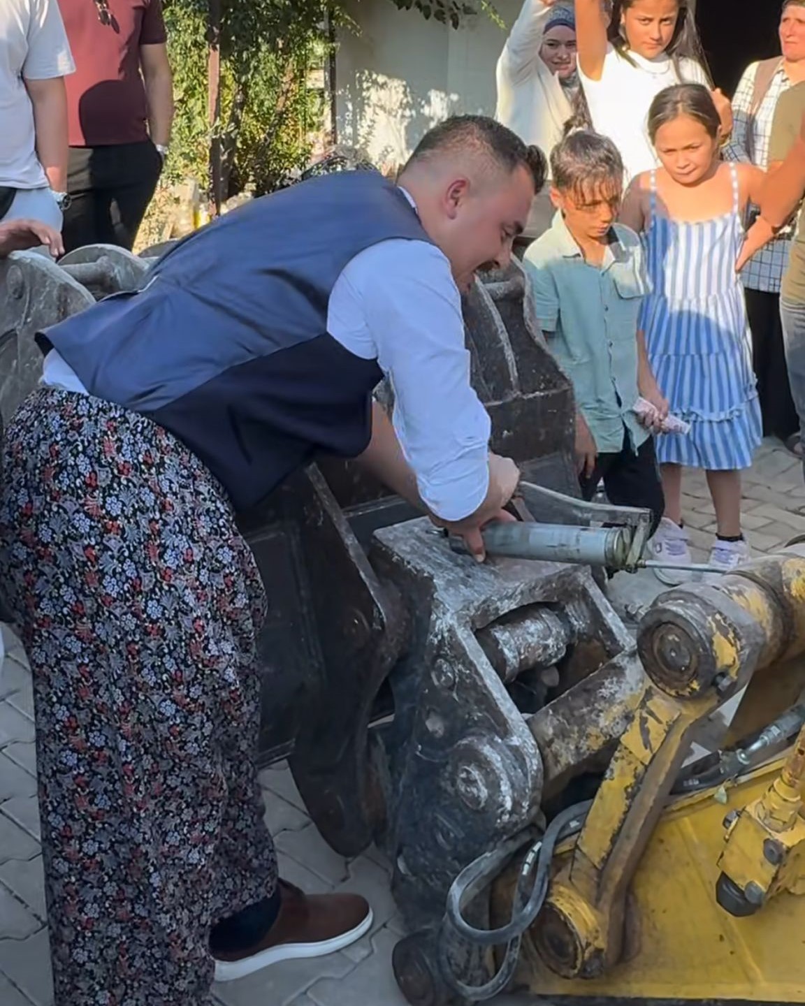 Damada Eziyet Olsun Diye Iş Makinasını Yağlattılar