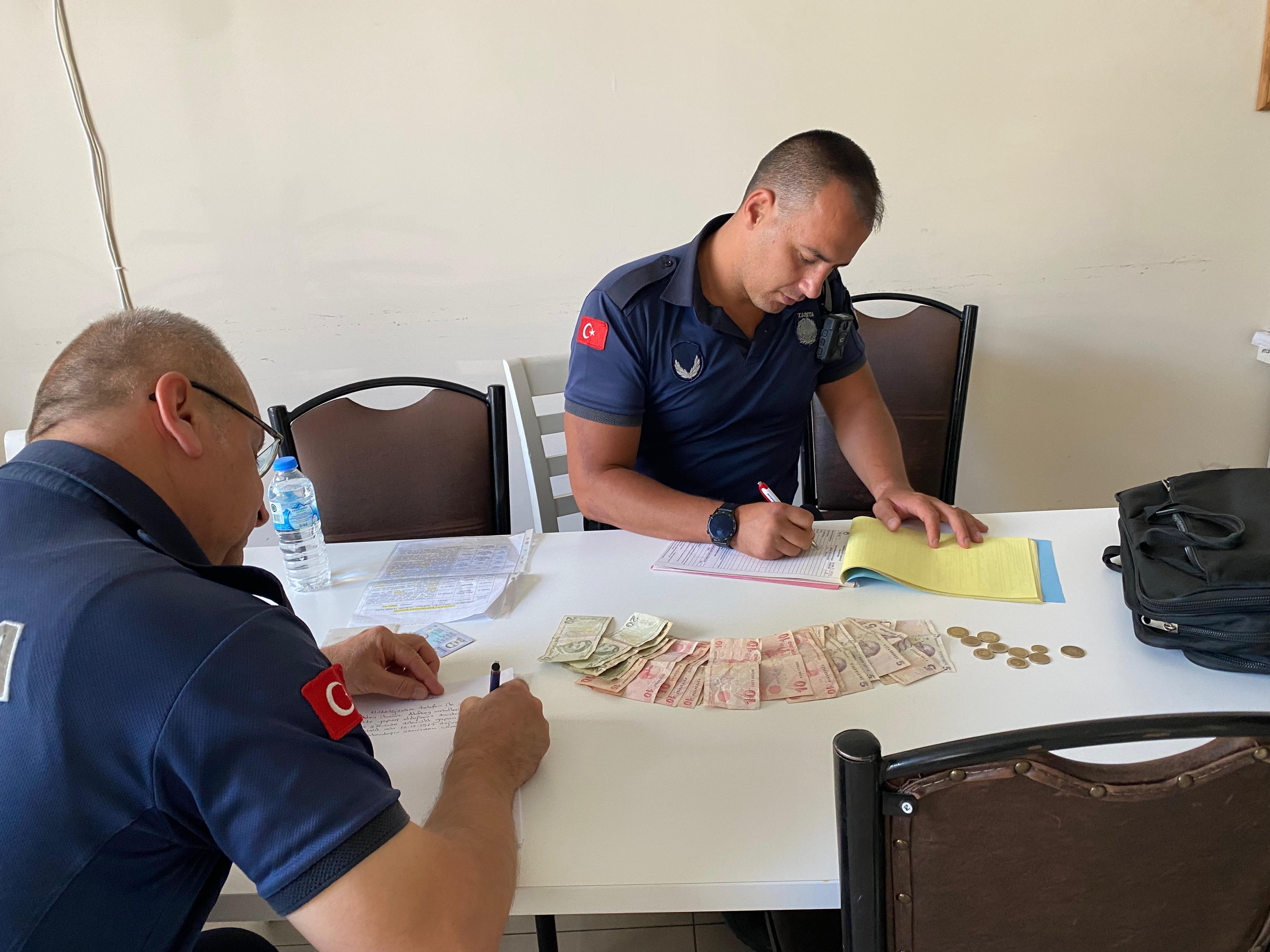 Dilencinin Yarım Saatte Topladığı Para Zabıtayı Bile Şaşırttı (2)