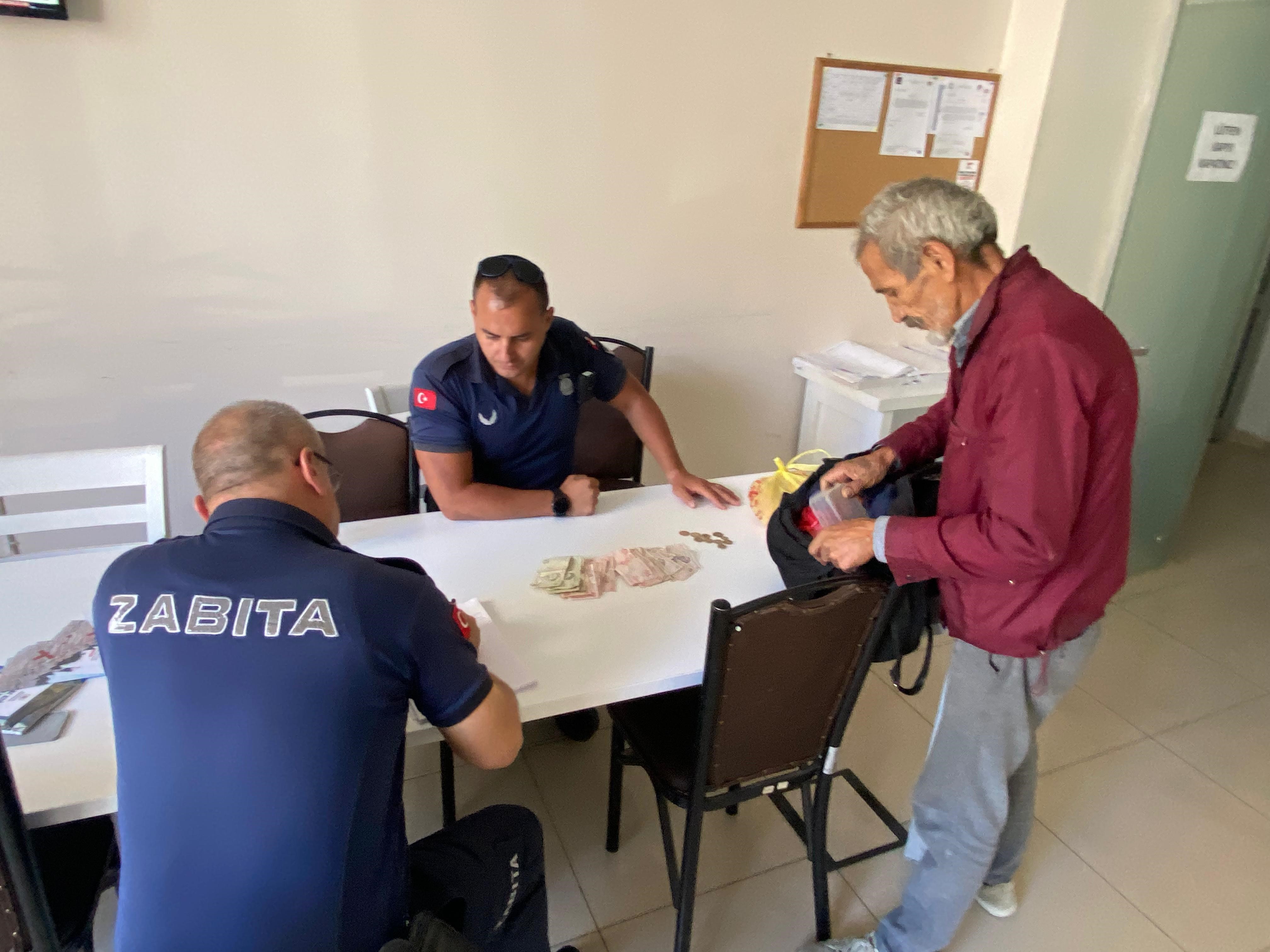 Dilencinin Yarım Saatte Topladığı Para Zabıtayı Bile Şaşırttı (3)