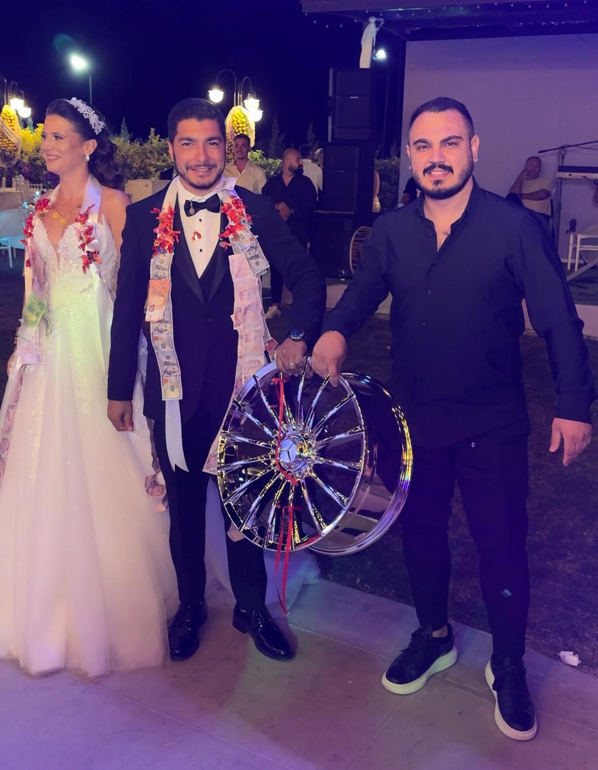 Düğünde Takı Törenine Araba Jantı Getirdi