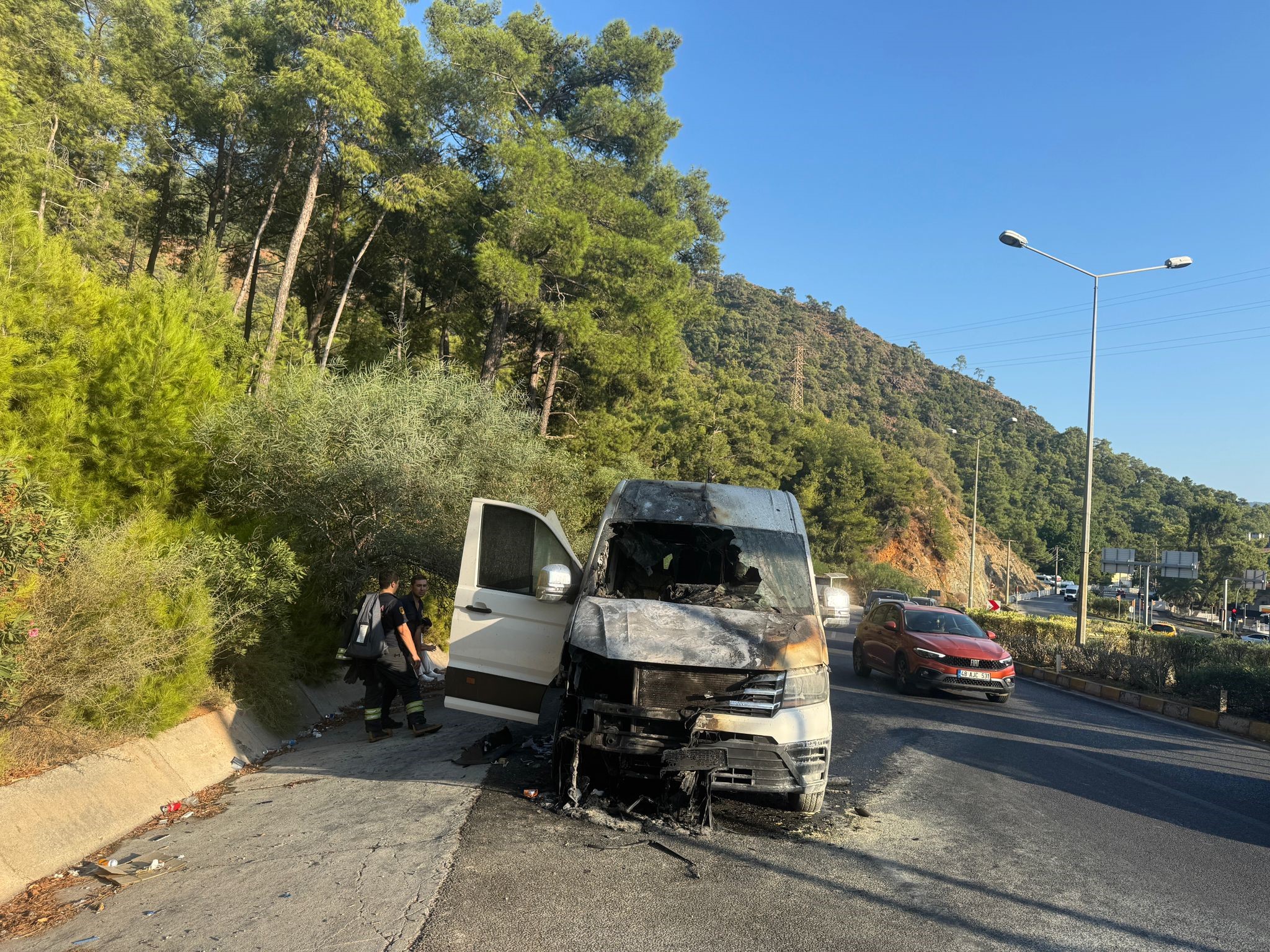 İçinde Çok Sayıda Yolcu Olan Minibüs Alev Aldı (3)