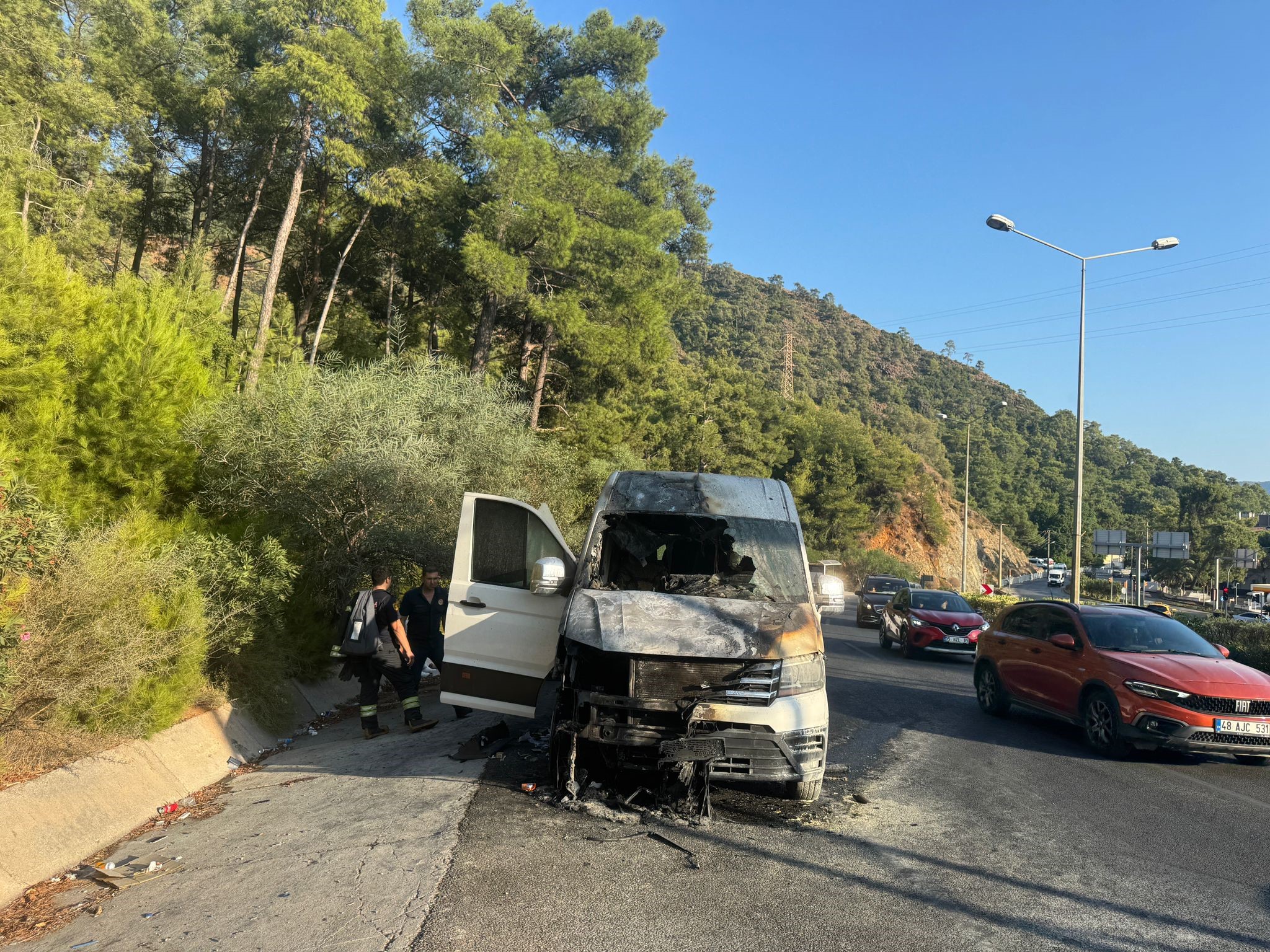 İçinde Çok Sayıda Yolcu Olan Minibüs Alev Aldı (5)