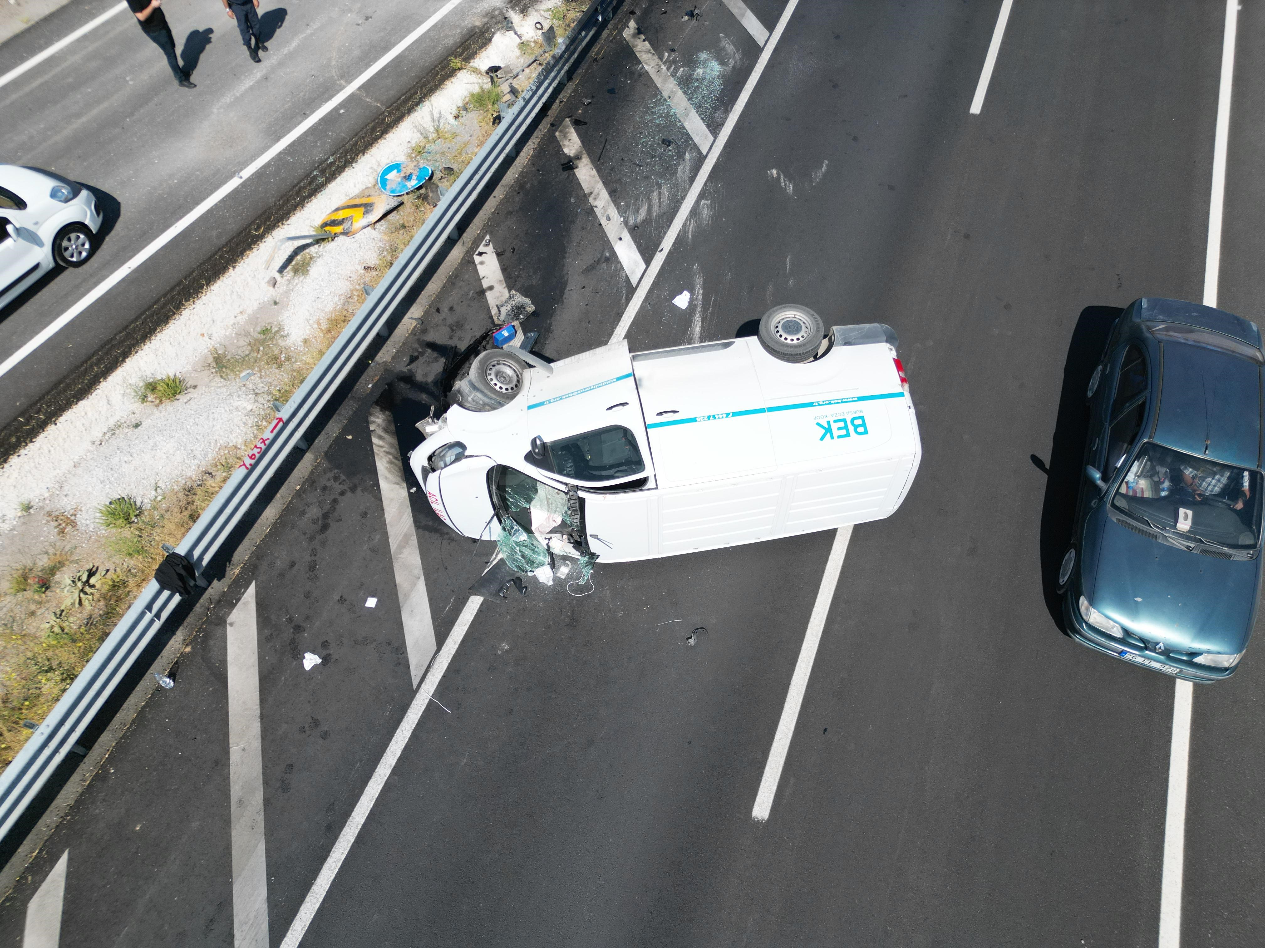 İlaç Taşıyan Araç Devrildi (2)