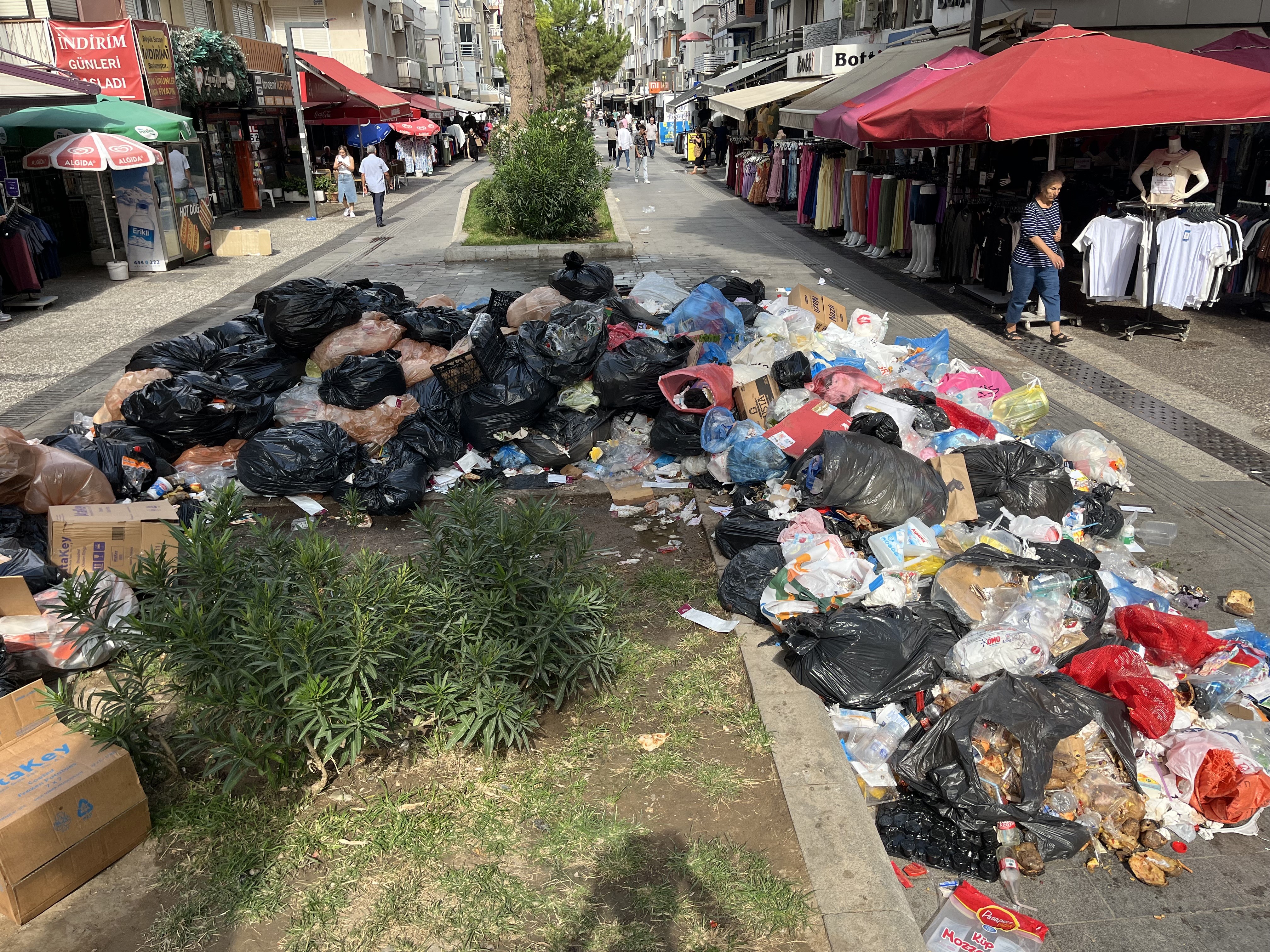 İzmir’de Çöp Sorunu Büyüyor.. Fareler Bastı (2)