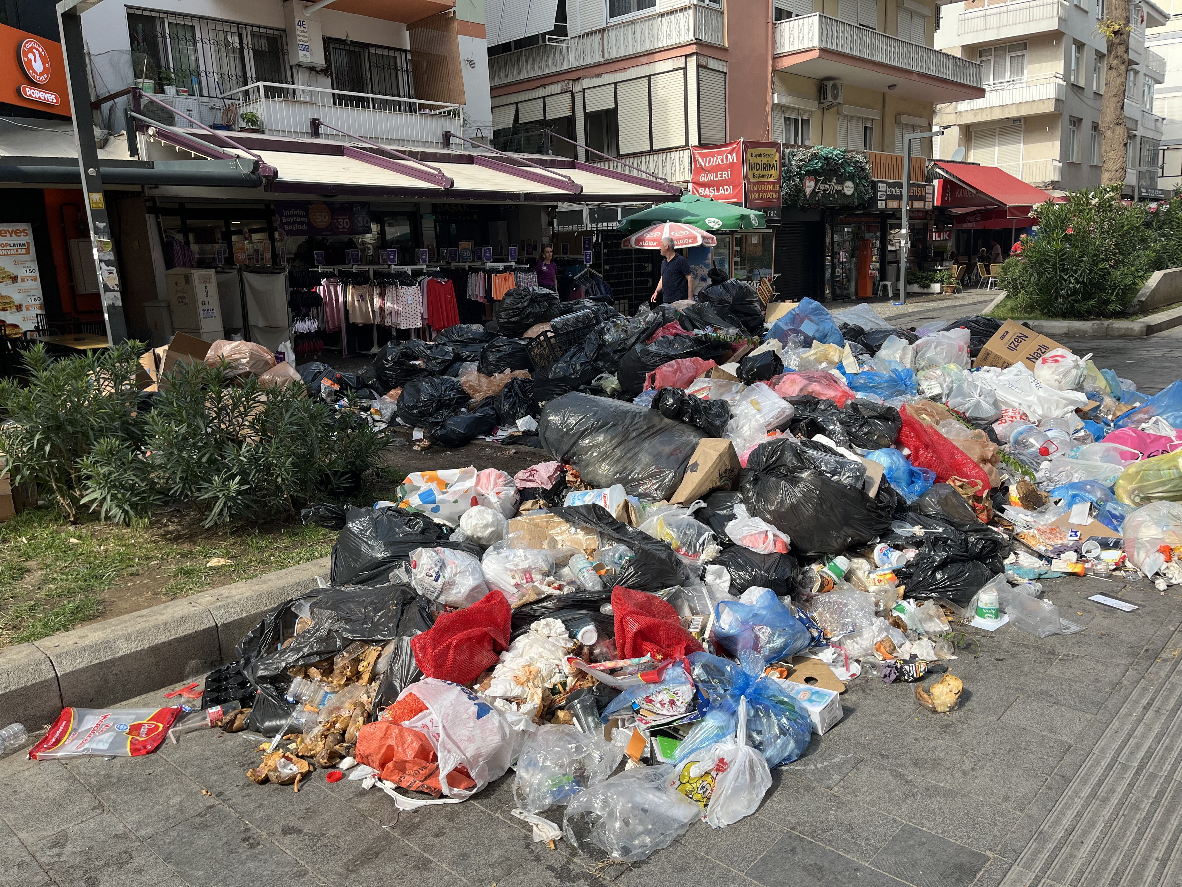 İzmir’de Çöp Sorunu Büyüyor.. Fareler Bastı (6)