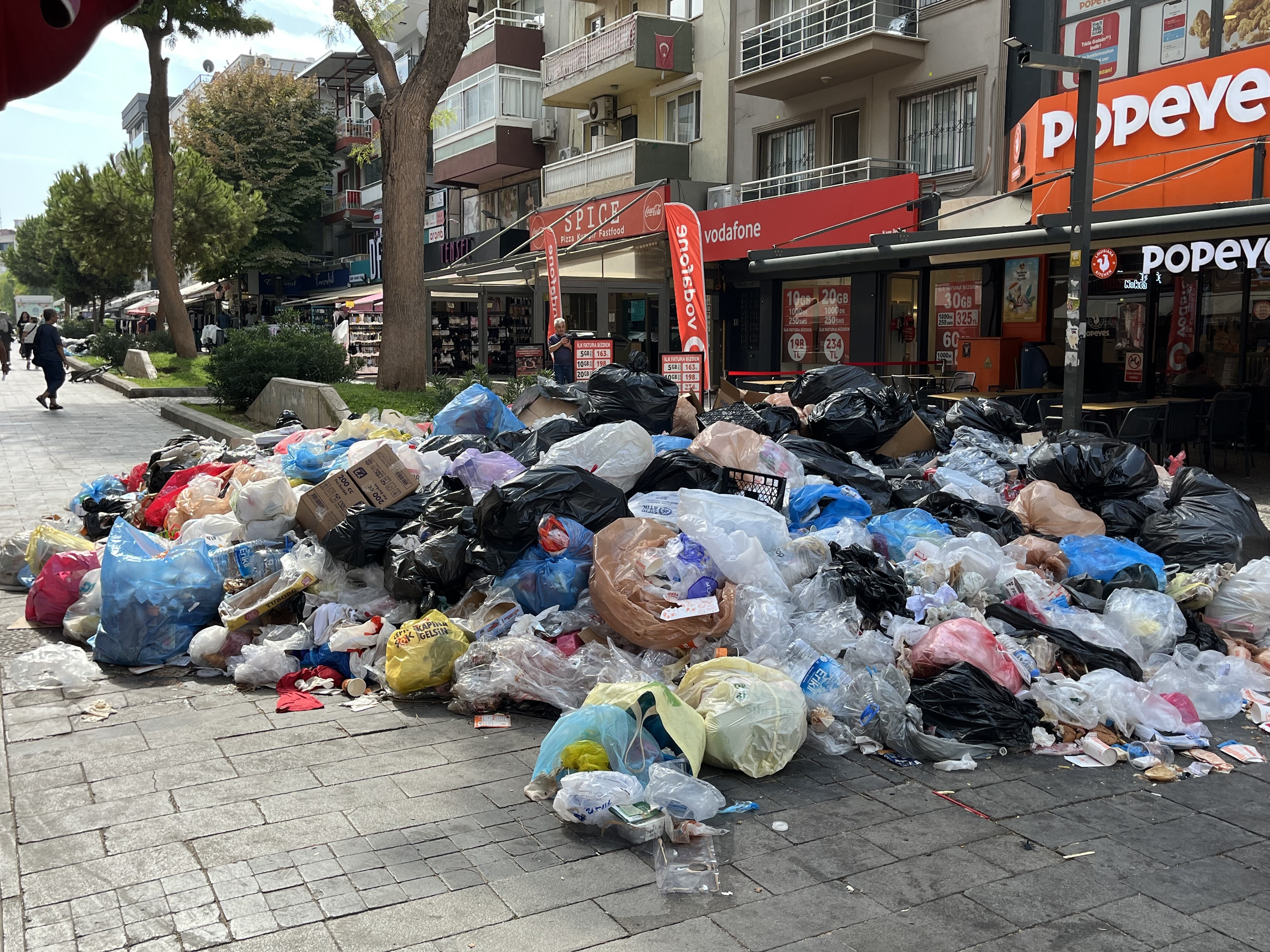 İzmir’de Çöp Sorunu Büyüyor.. Fareler Bastı (7)
