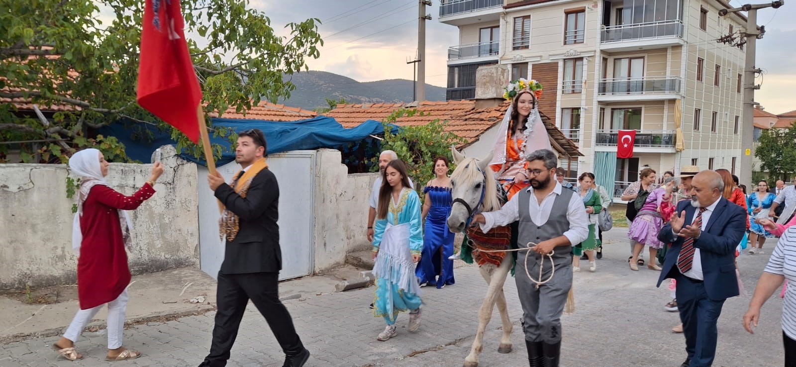 Körüklü Çizme Giyen Damat, Üç Etekli Gelinini Atıyla Aldı (4)