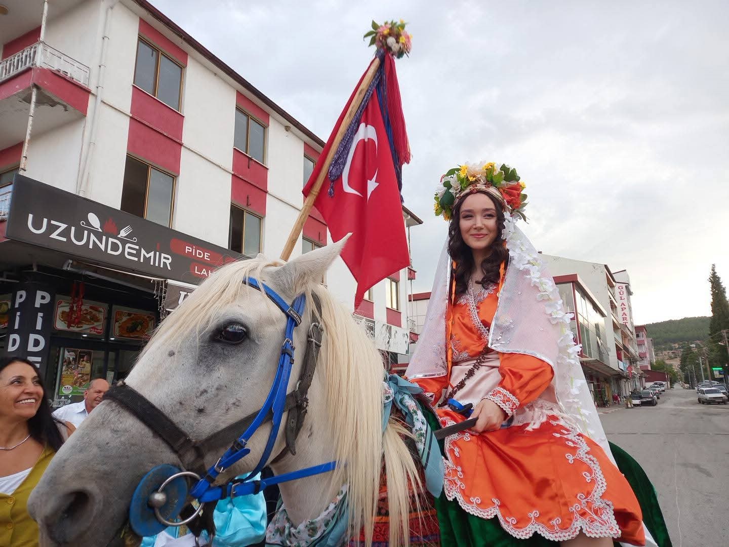 Körüklü Çizme Giyen Damat, Üç Etekli Gelinini Atıyla Aldı (8)